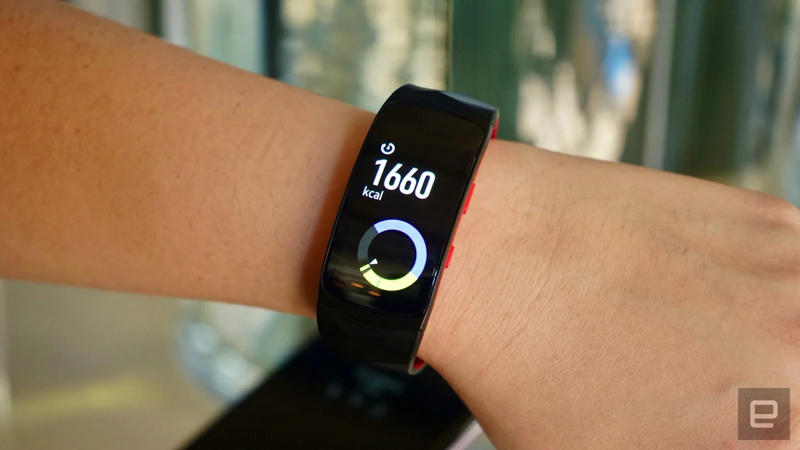 IFA 2017: ảnh trên tay Samsung Gear Fit 2 Pro, thay đổi nhỏ, cải tiến lớn