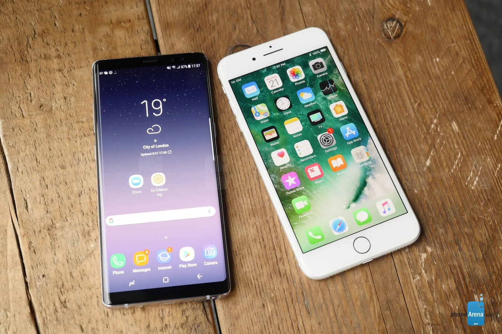 So sánh nhanh Galaxy Note 8 và iPhone 7 Plus: Kẻ tám lạng người nửa cân