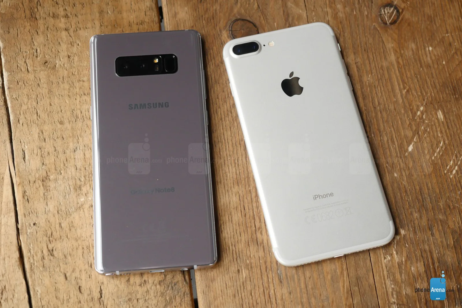 So sánh nhanh Galaxy Note 8 và iPhone 7 Plus: Kẻ tám lạng người nửa cân