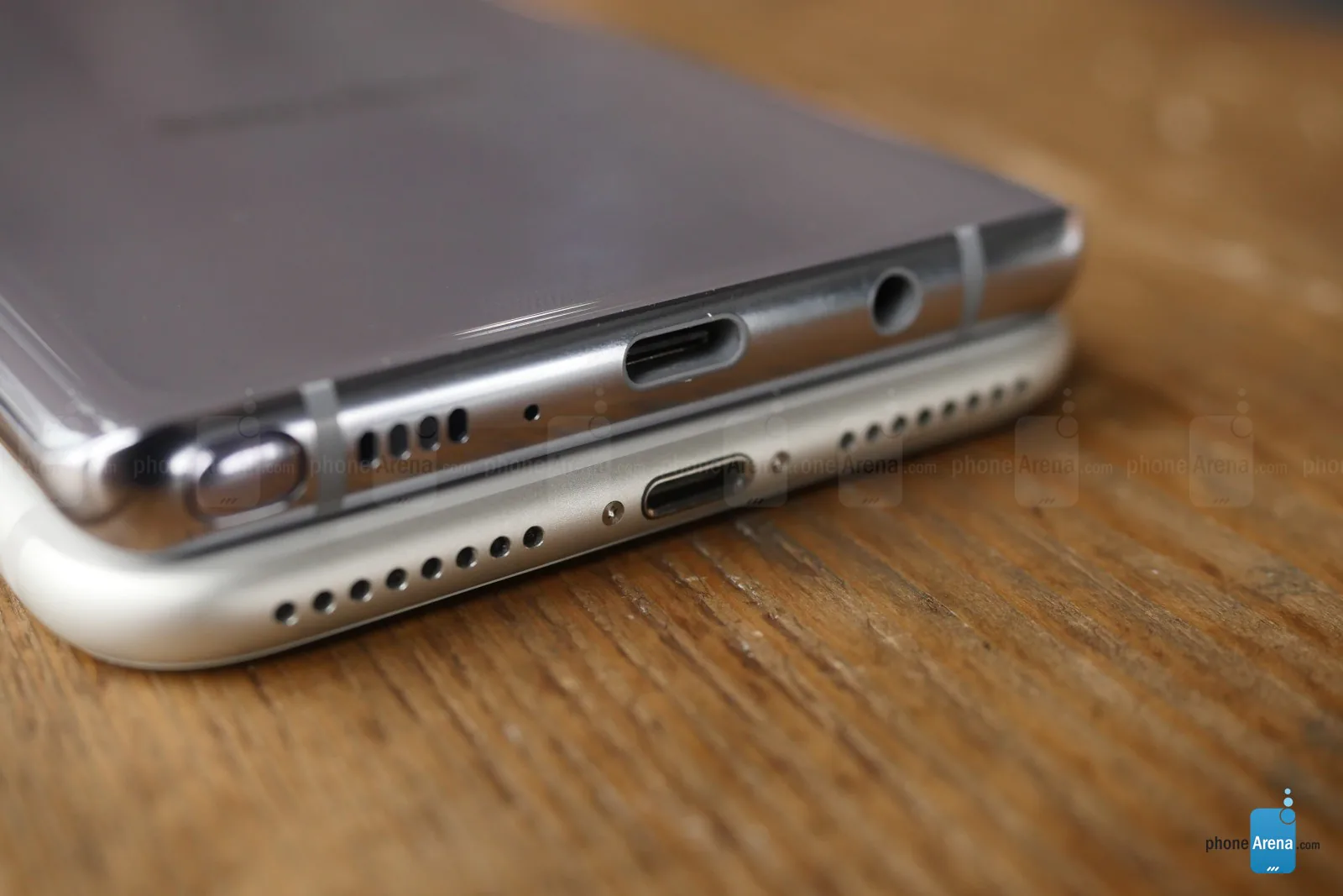 So sánh nhanh Galaxy Note 8 và iPhone 7 Plus: Kẻ tám lạng người nửa cân