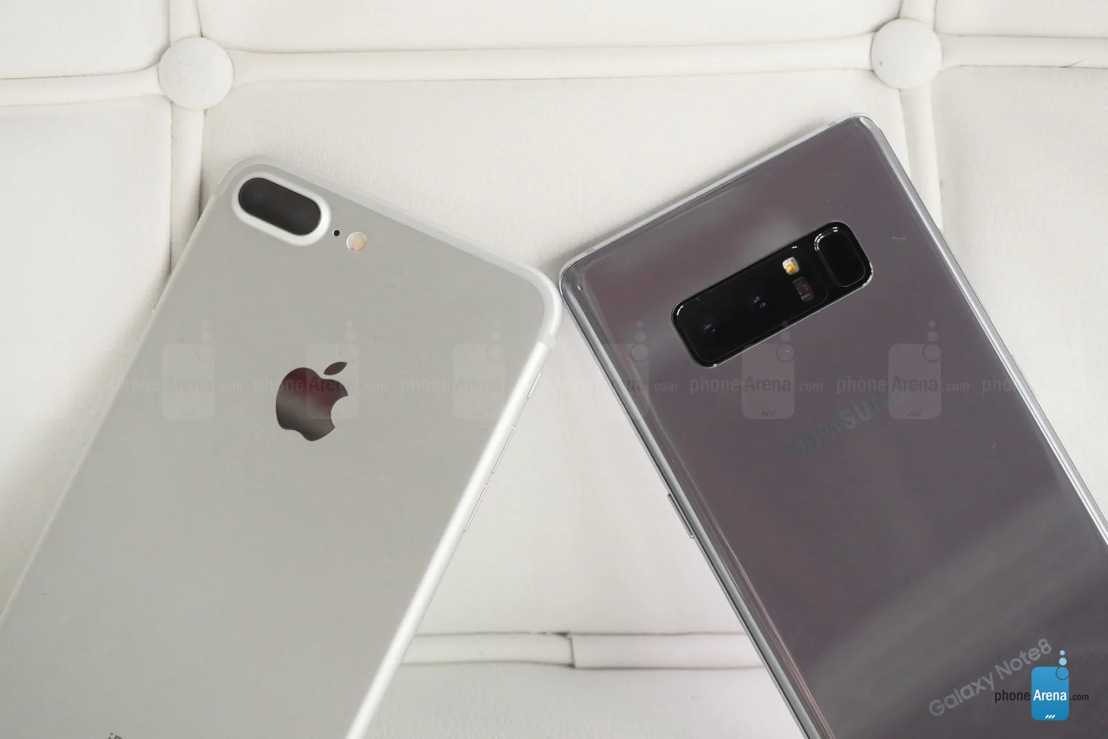So sánh nhanh Galaxy Note 8 và iPhone 7 Plus: Kẻ tám lạng người nửa cân