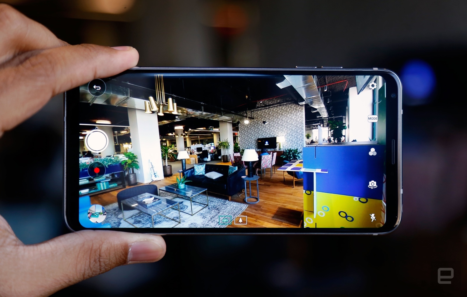 LG V30 chính thức ra mắt: màn OLED 6 inch, camera kép f/1.6 đầu tiên trên thế giới