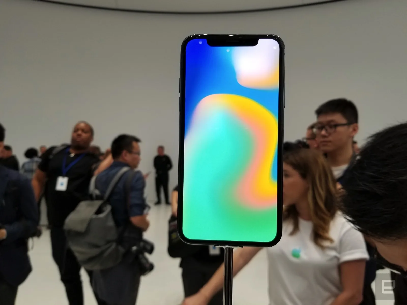 iPhone X chính thức đến với thế giới loài người