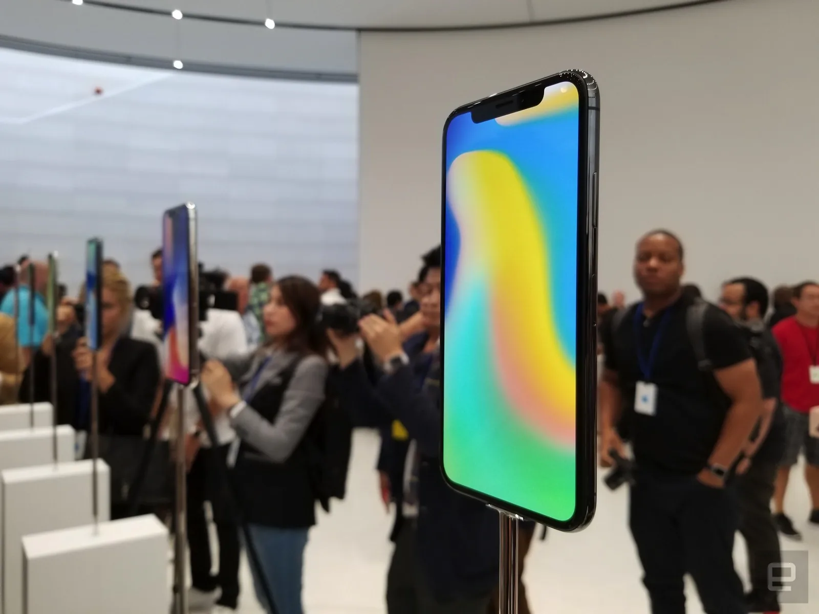 iPhone X chính thức đến với thế giới loài người