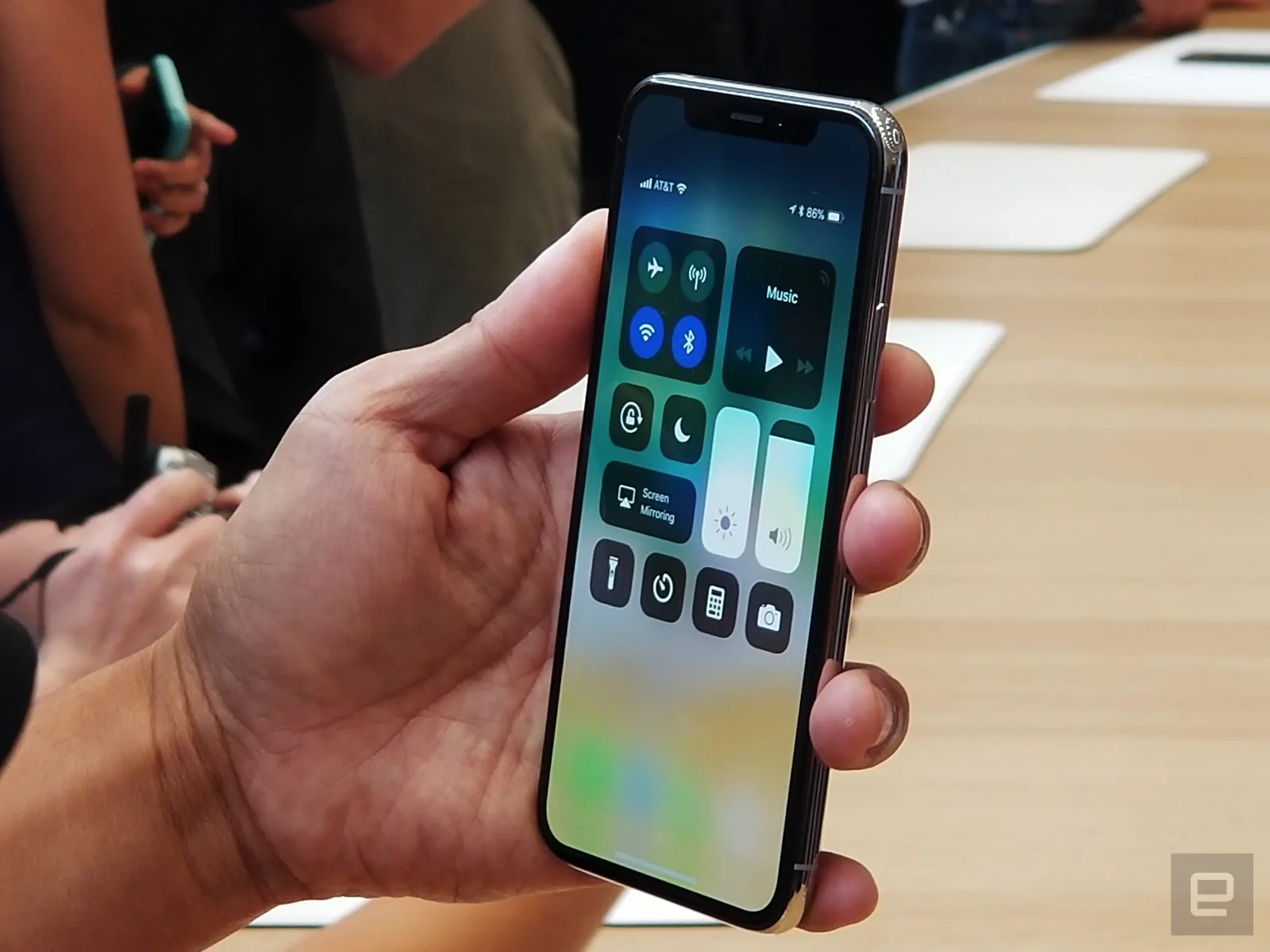 iPhone X chính thức đến với thế giới loài người