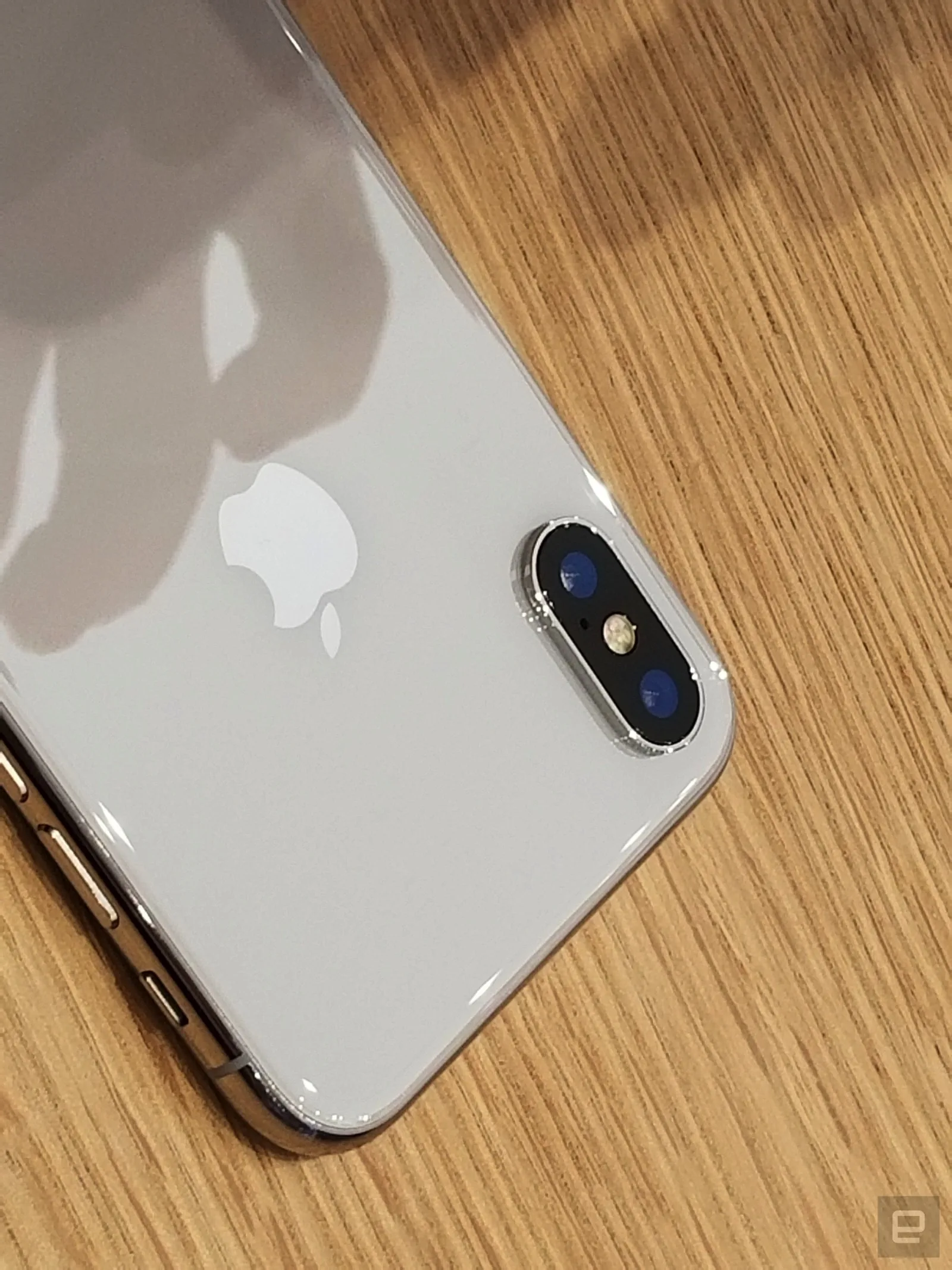iPhone X chính thức đến với thế giới loài người