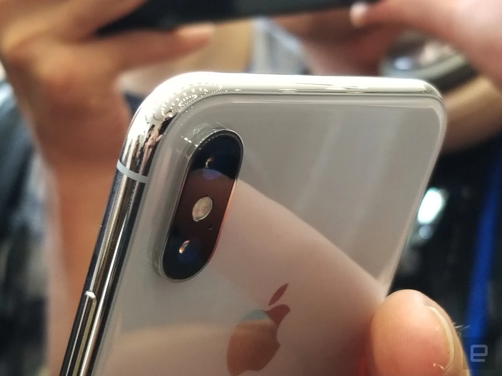 iPhone X chính thức đến với thế giới loài người