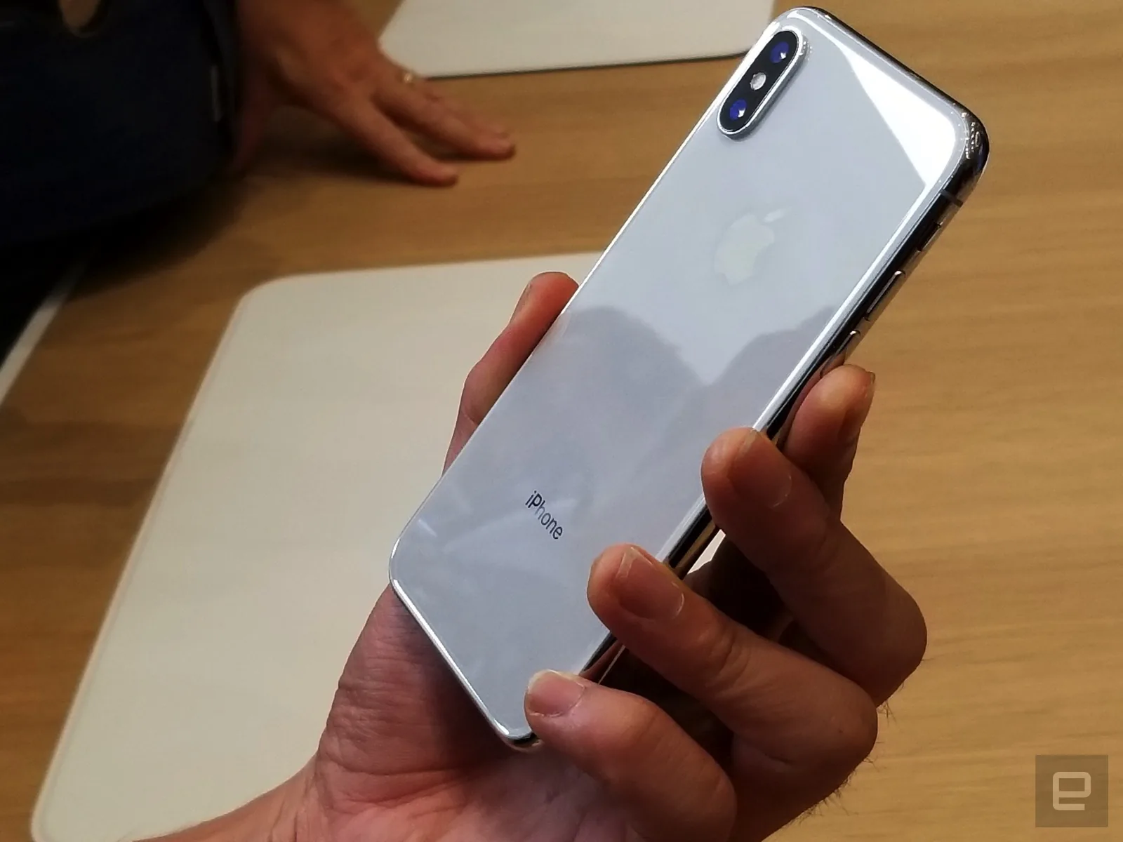 iPhone X chính thức đến với thế giới loài người