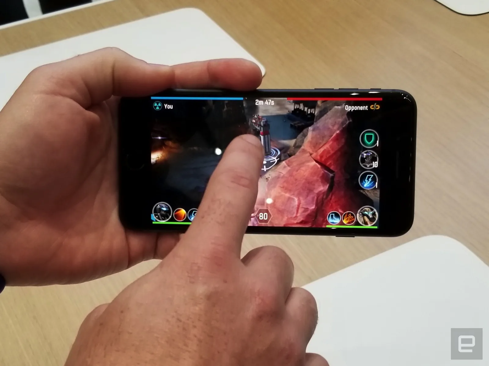 Ảnh trên tay iPhone 8 và iPhone 8 Plus: quen mà không quen