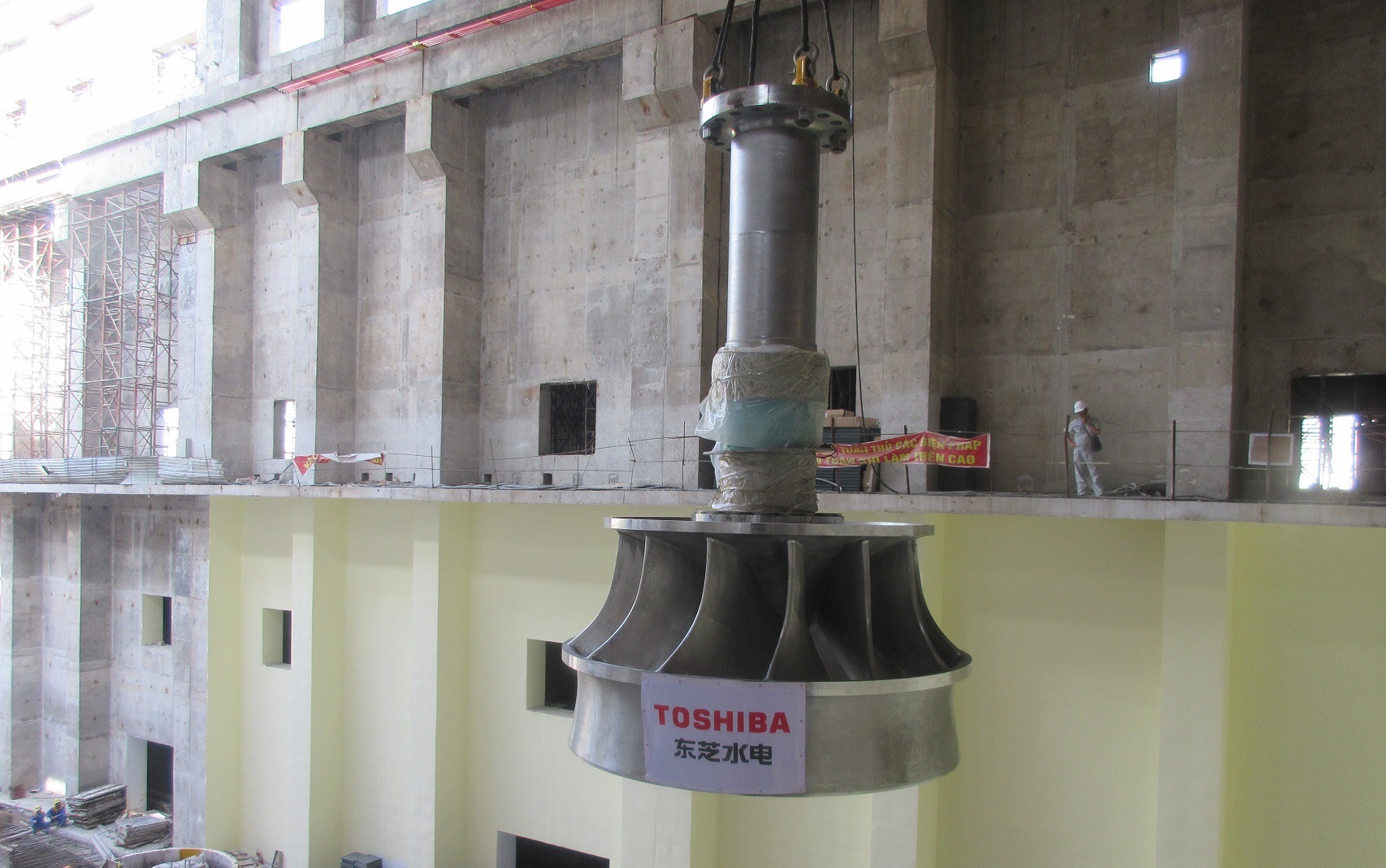 Nhà máy Thủy điện Trung Sơn  bắt đầu hoạt động với Tua bin Thủy điện và Máy phát điện của Toshiba