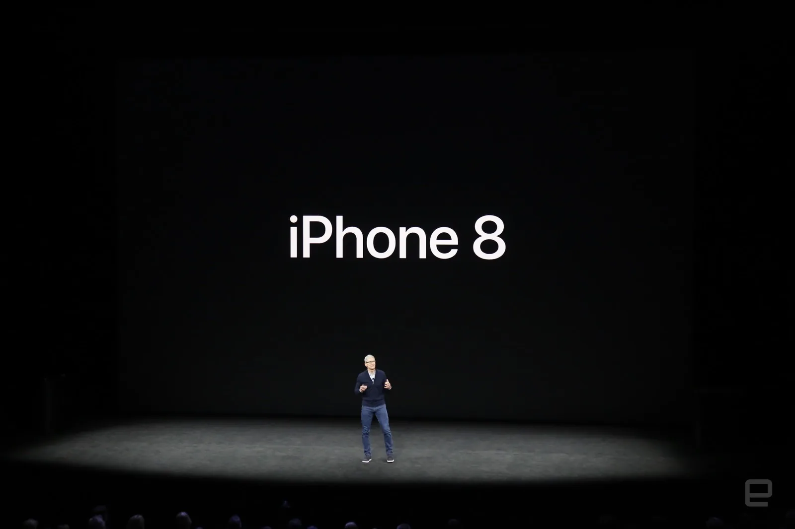iPhone 8 và iPhone 8 Plus: thiết kế không đổi, camera AR, sạc không dây