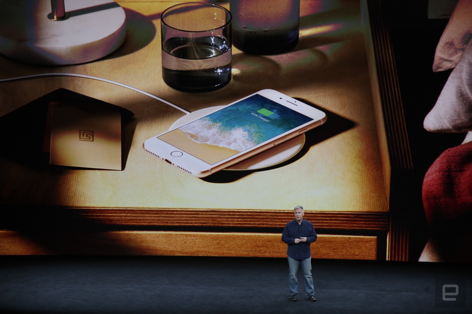 iPhone 8 và iPhone 8 Plus: thiết kế không đổi, camera AR, sạc không dây