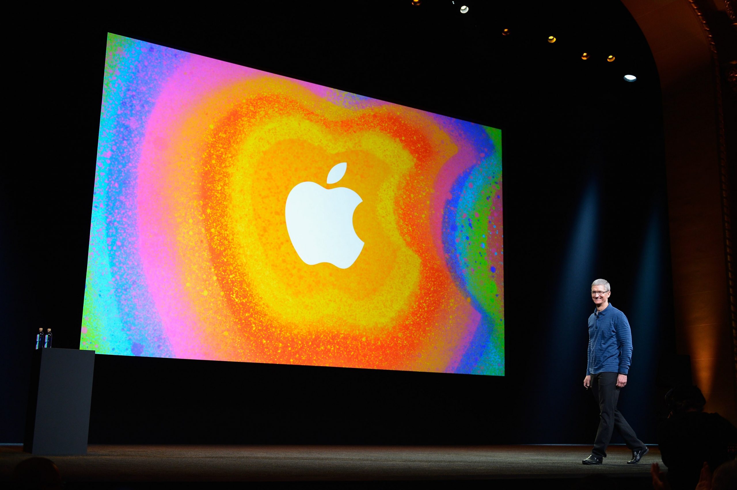 Apple chính thức trở thành công ty đầu tiên có giá trị 2000 tỷ USD