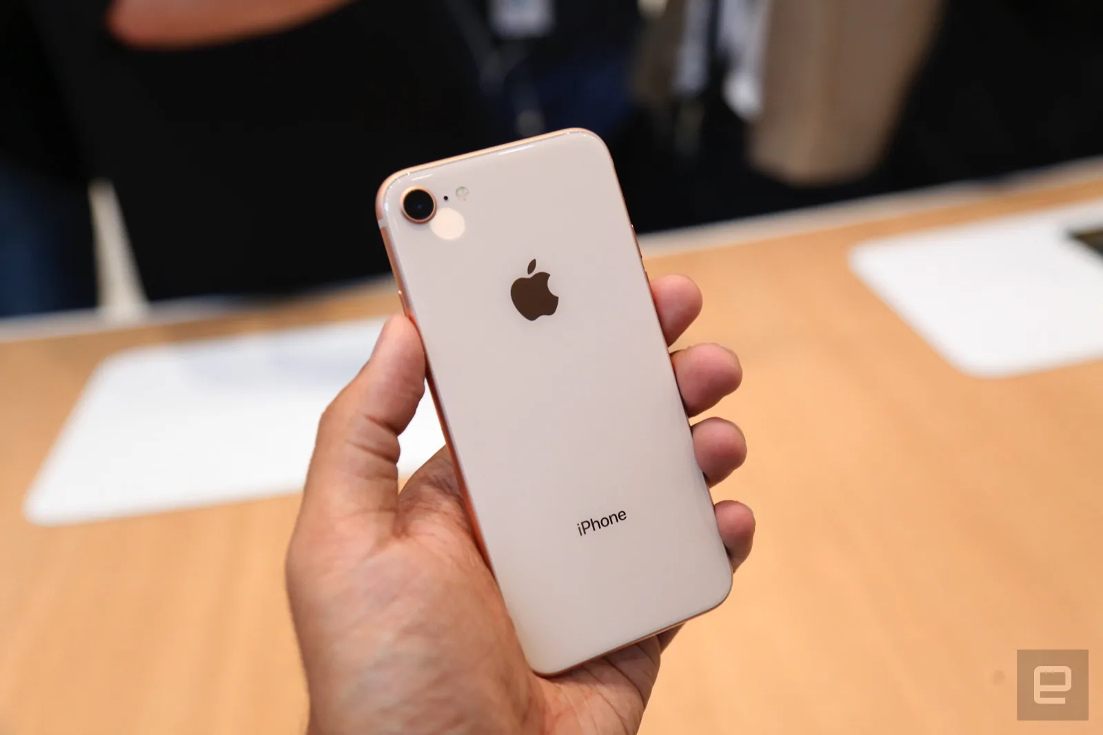 Ảnh trên tay iPhone 8 và iPhone 8 Plus: quen mà không quen