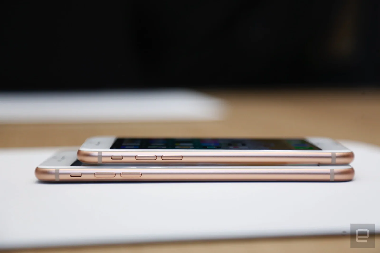Ảnh trên tay iPhone 8 và iPhone 8 Plus: quen mà không quen