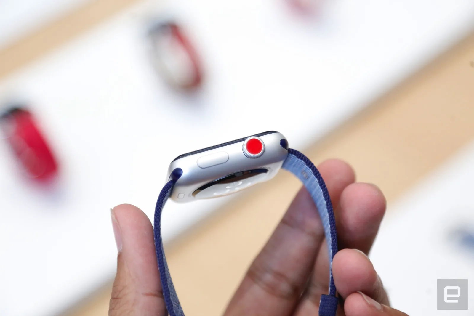 Apple Watch Series 3 LTE mới chỉ hỗ trợ 4 nhà mạng của Mỹ