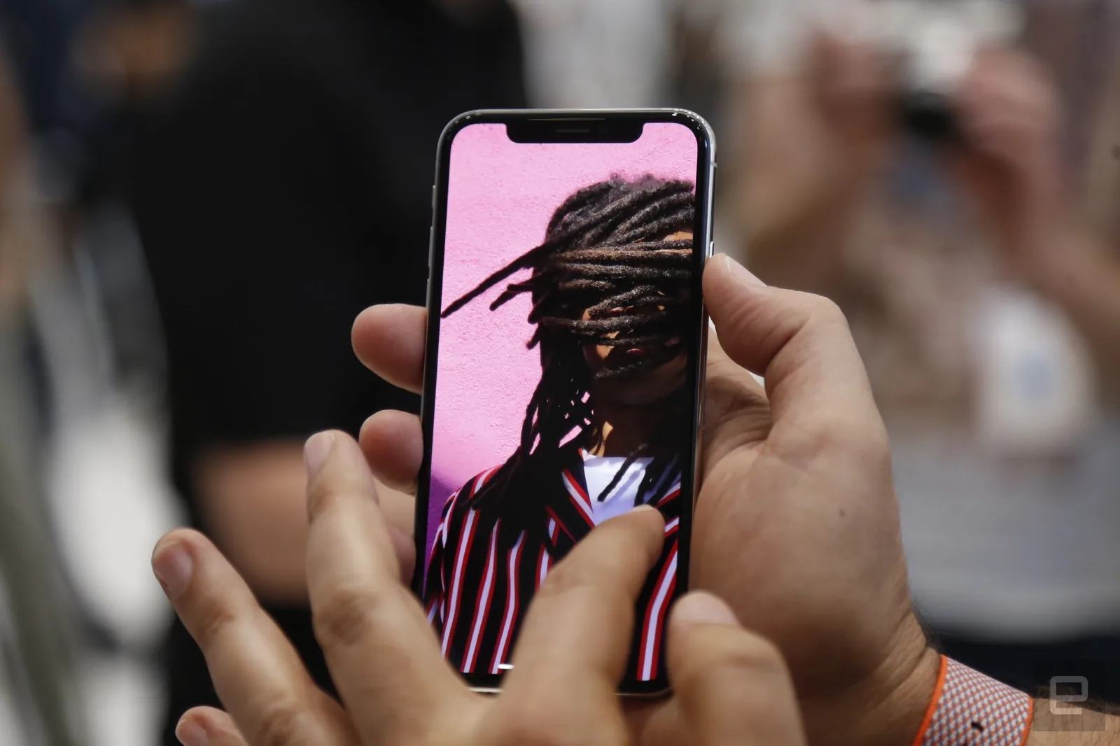 iPhone X chính thức đến với thế giới loài người
