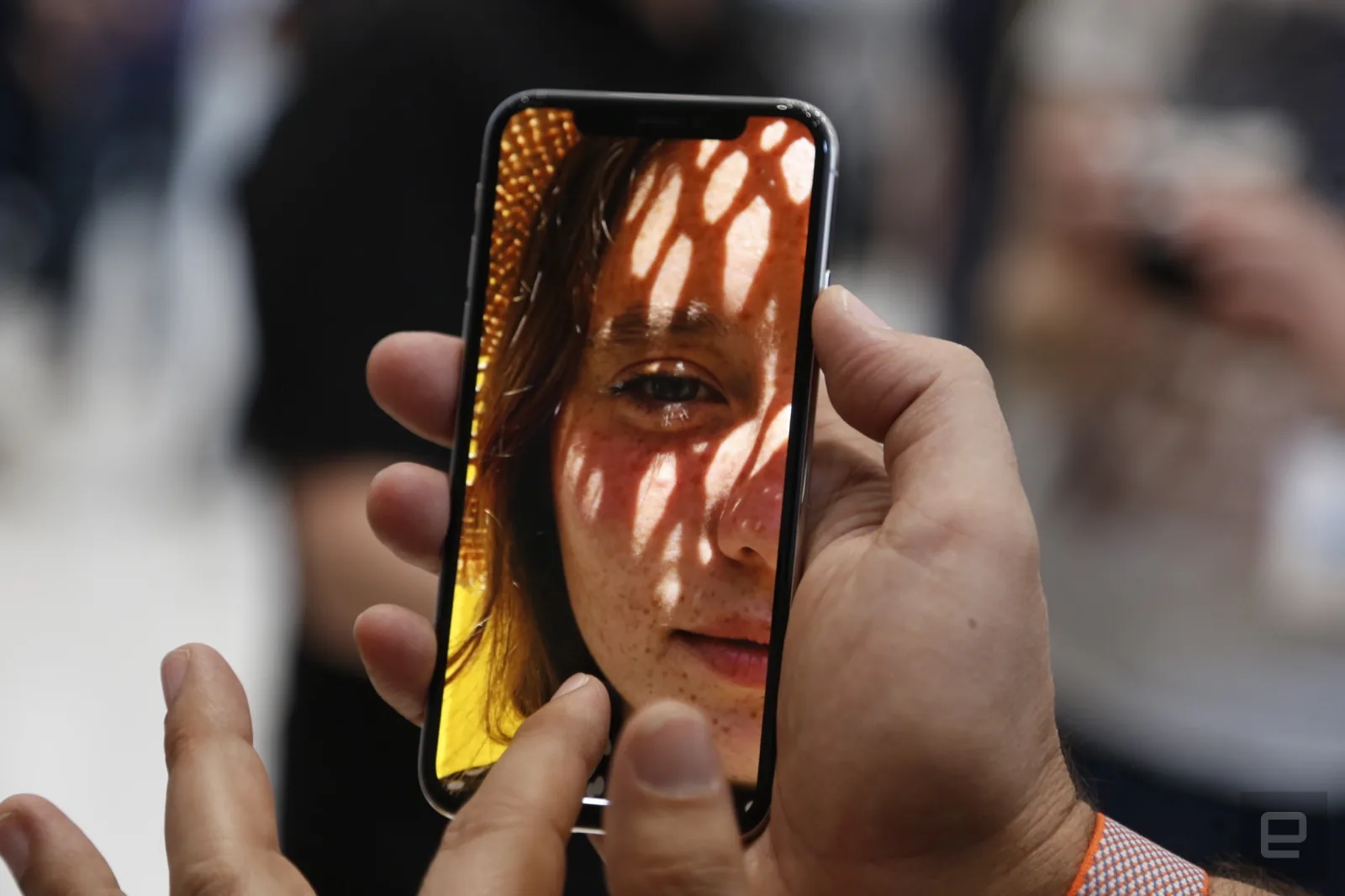iPhone X chính thức đến với thế giới loài người