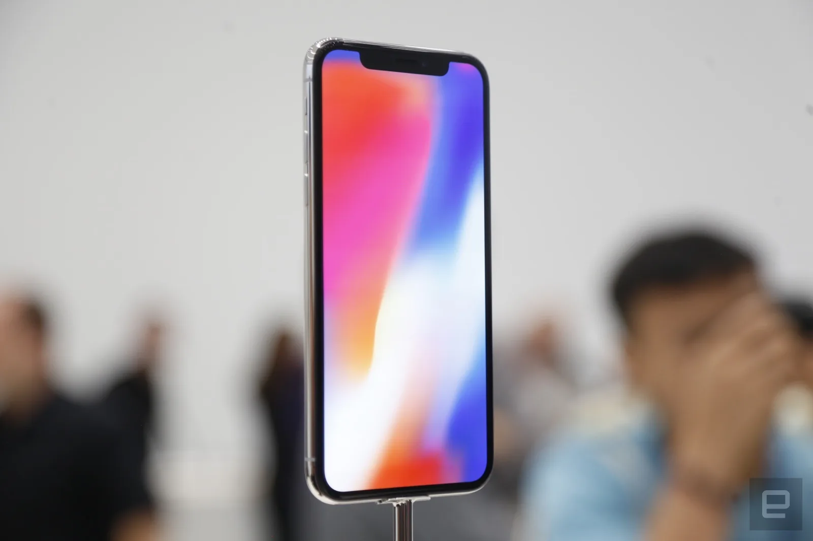 iPhone X chính thức đến với thế giới loài người