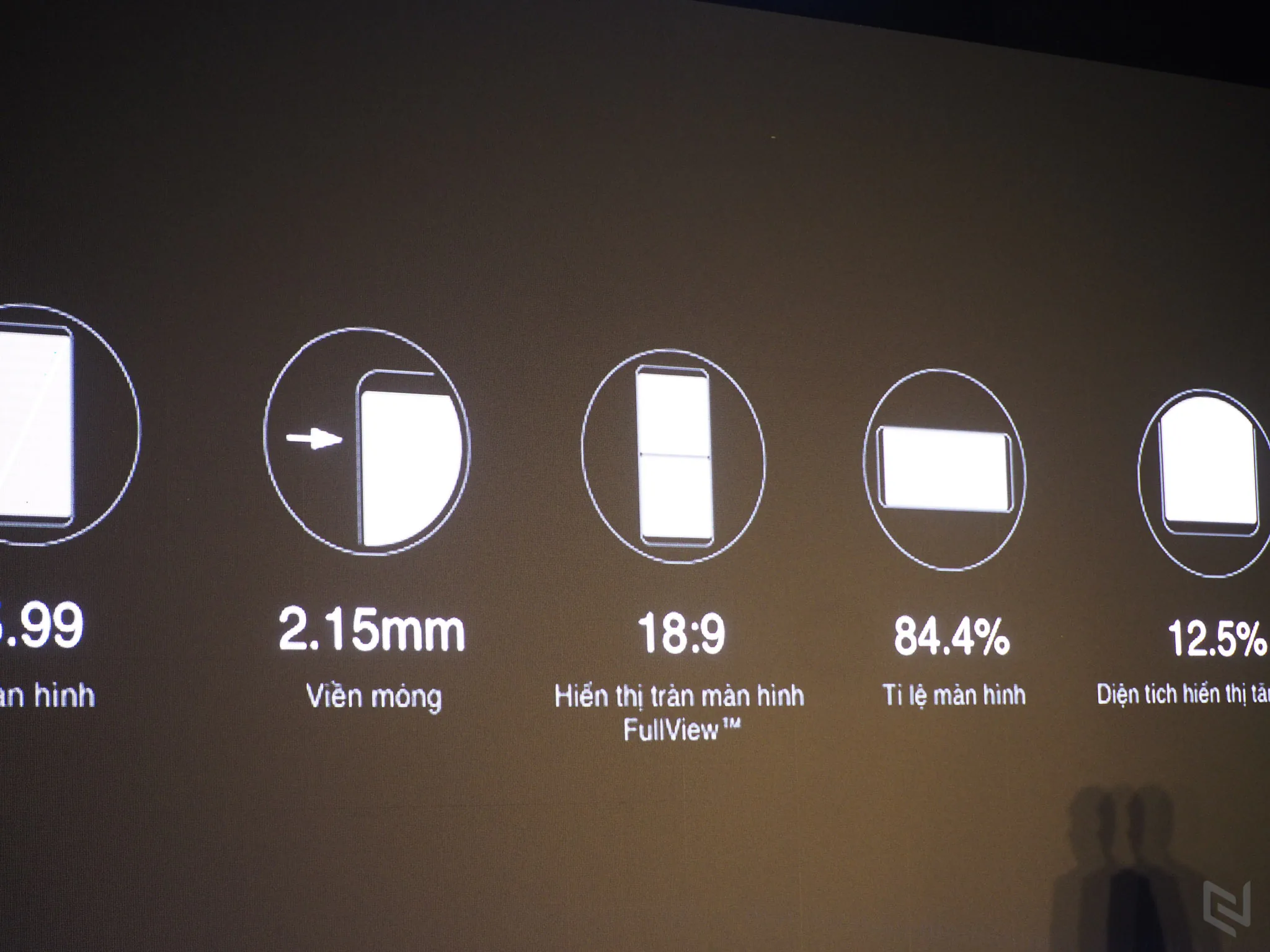 Vivo ra mắt V7 Plus: Thiết kế tràn viền, camera trước 24MP, giá 7.990.000 đồng
