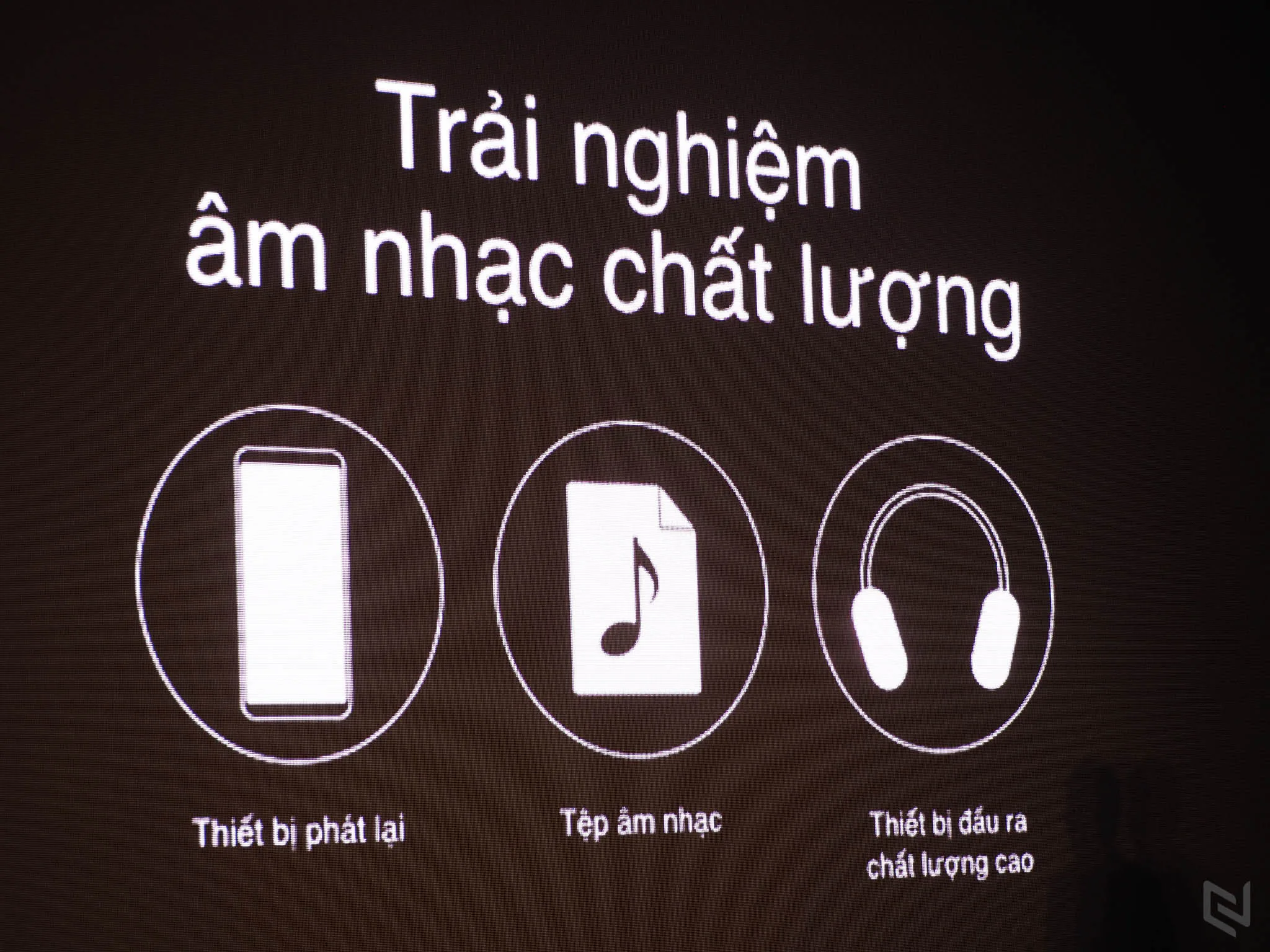 Vivo ra mắt V7 Plus: Thiết kế tràn viền, camera trước 24MP, giá 7.990.000 đồng