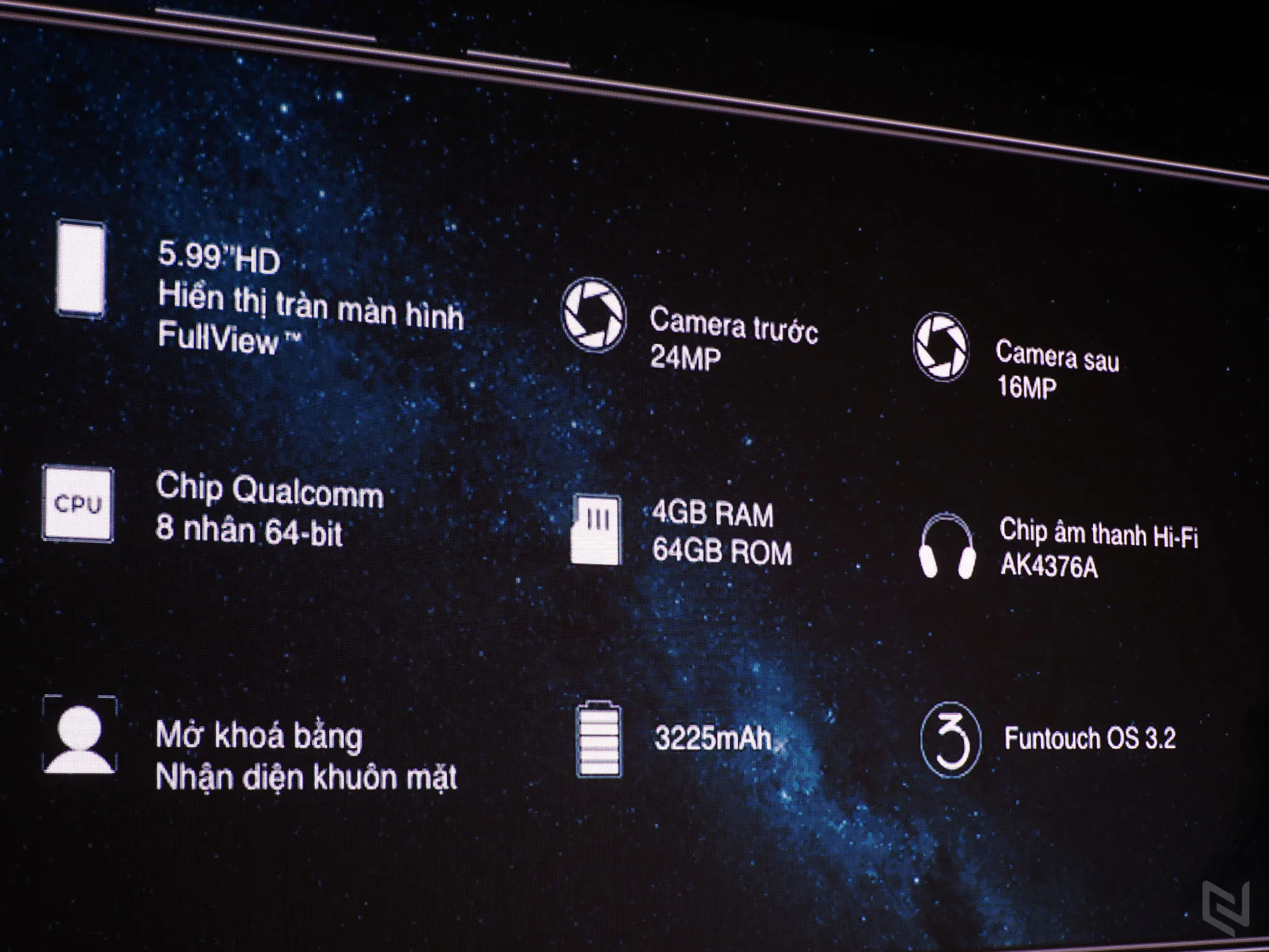 Vivo ra mắt V7 Plus: Thiết kế tràn viền, camera trước 24MP, giá 7.990.000 đồng