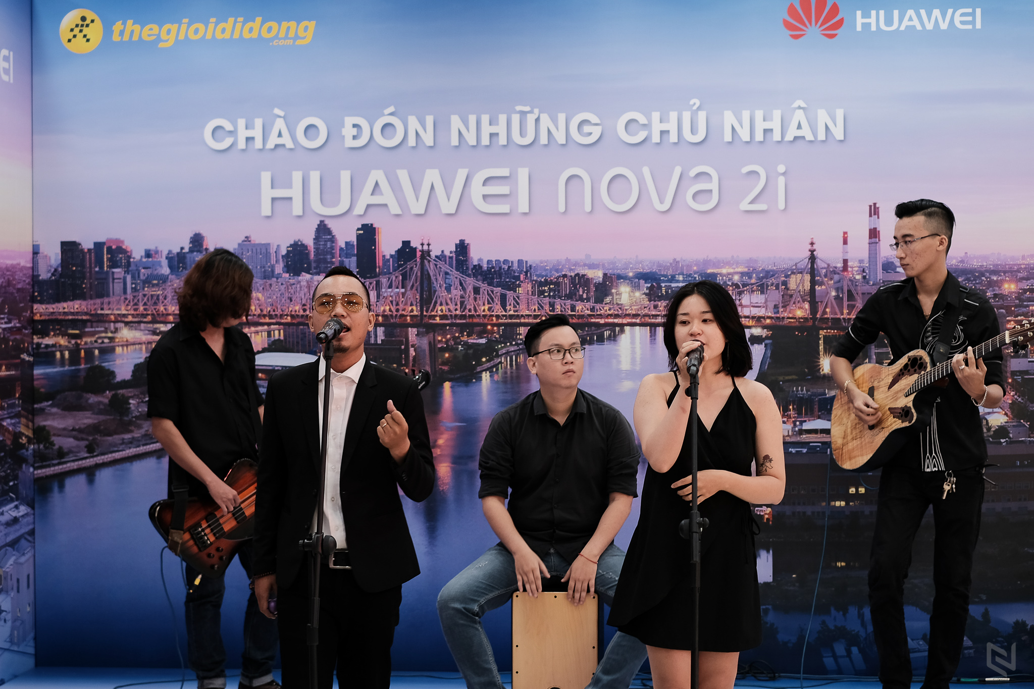 Hình ảnh buổi mở bán Huawei Nova 2i tại Thế Giới Di Động