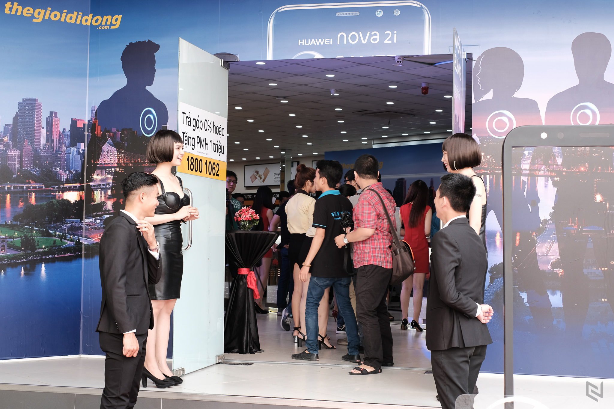 Hình ảnh buổi mở bán Huawei Nova 2i tại Thế Giới Di Động