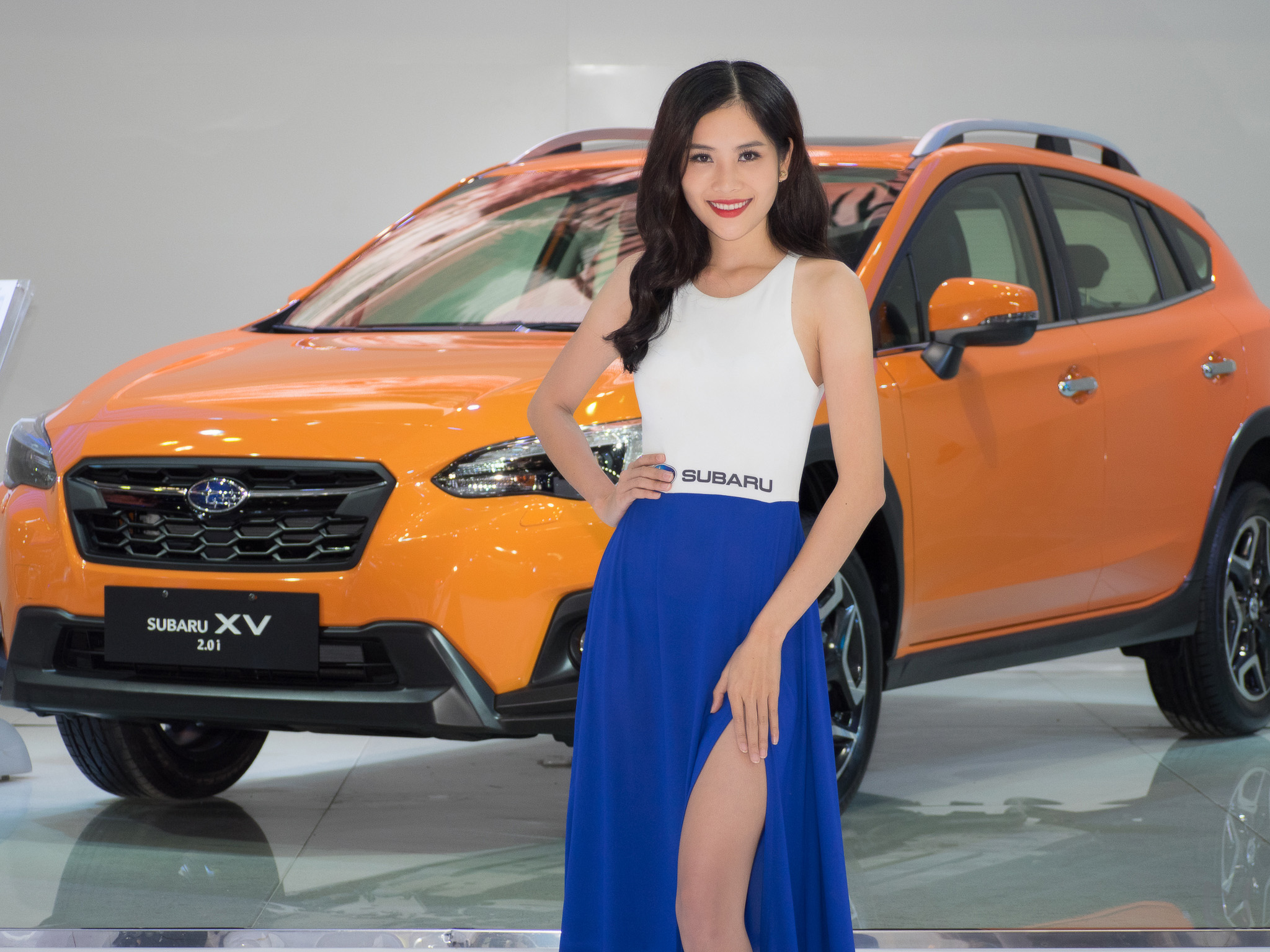 Một vòng triễn lãm Vietnam International Motor Show 2017 ngắm xe và người đẹp