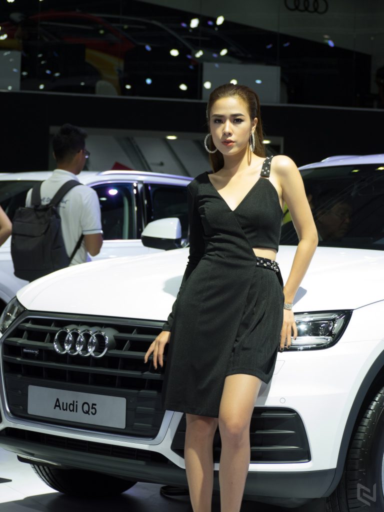 Một vòng triễn lãm Vietnam International Motor Show 2017 ngắm xe và người đẹp