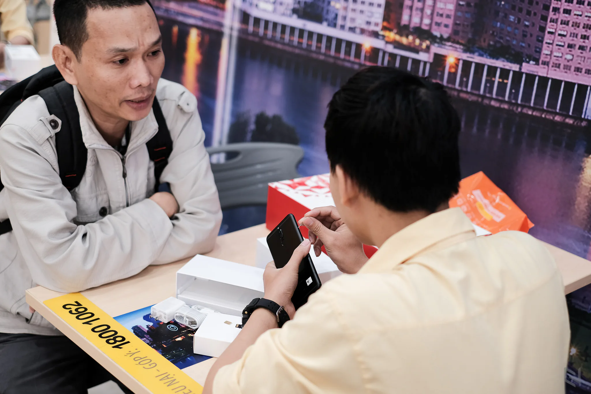 Hình ảnh buổi mở bán Huawei Nova 2i tại Thế Giới Di Động