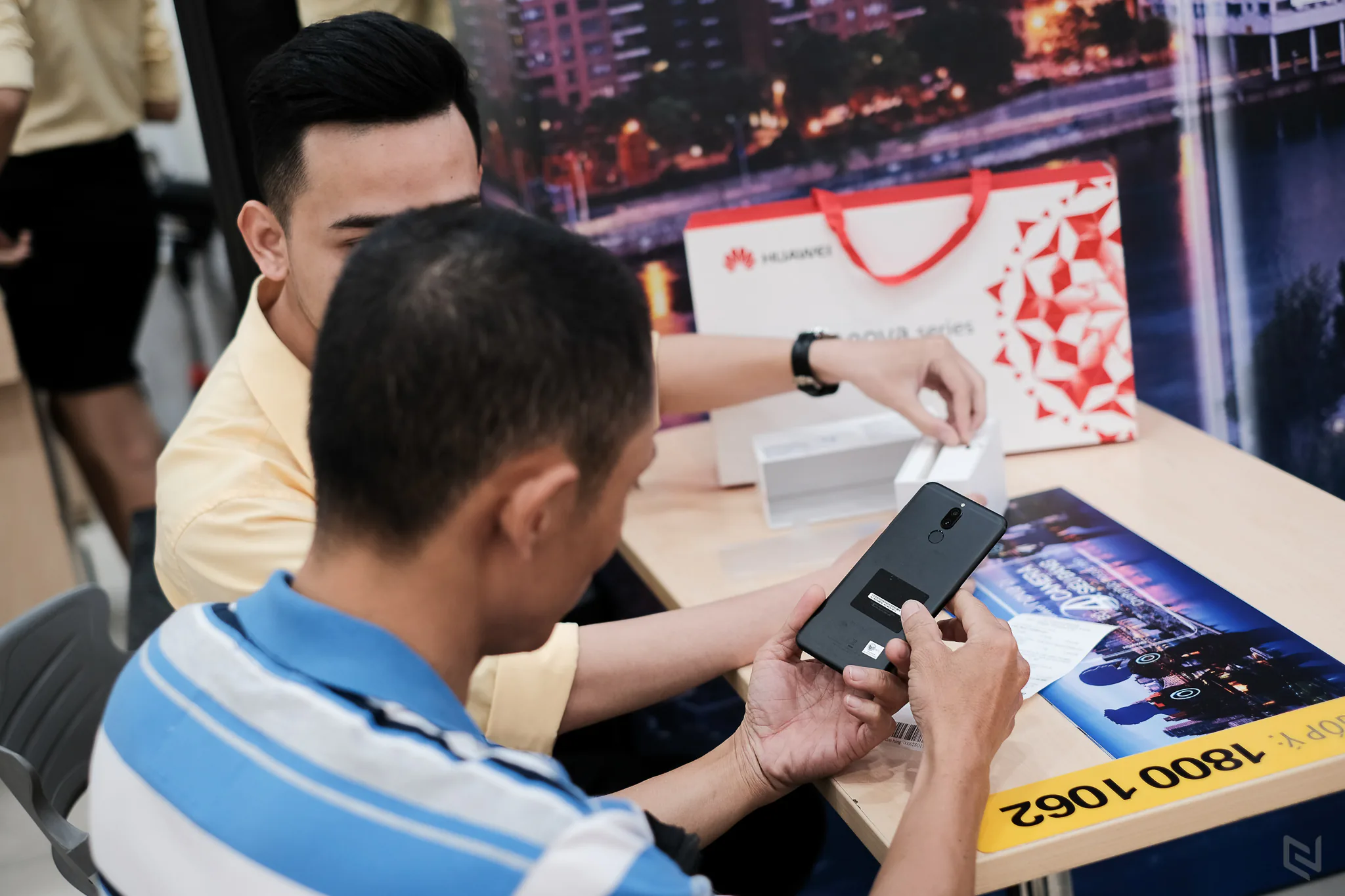 Hình ảnh buổi mở bán Huawei Nova 2i tại Thế Giới Di Động