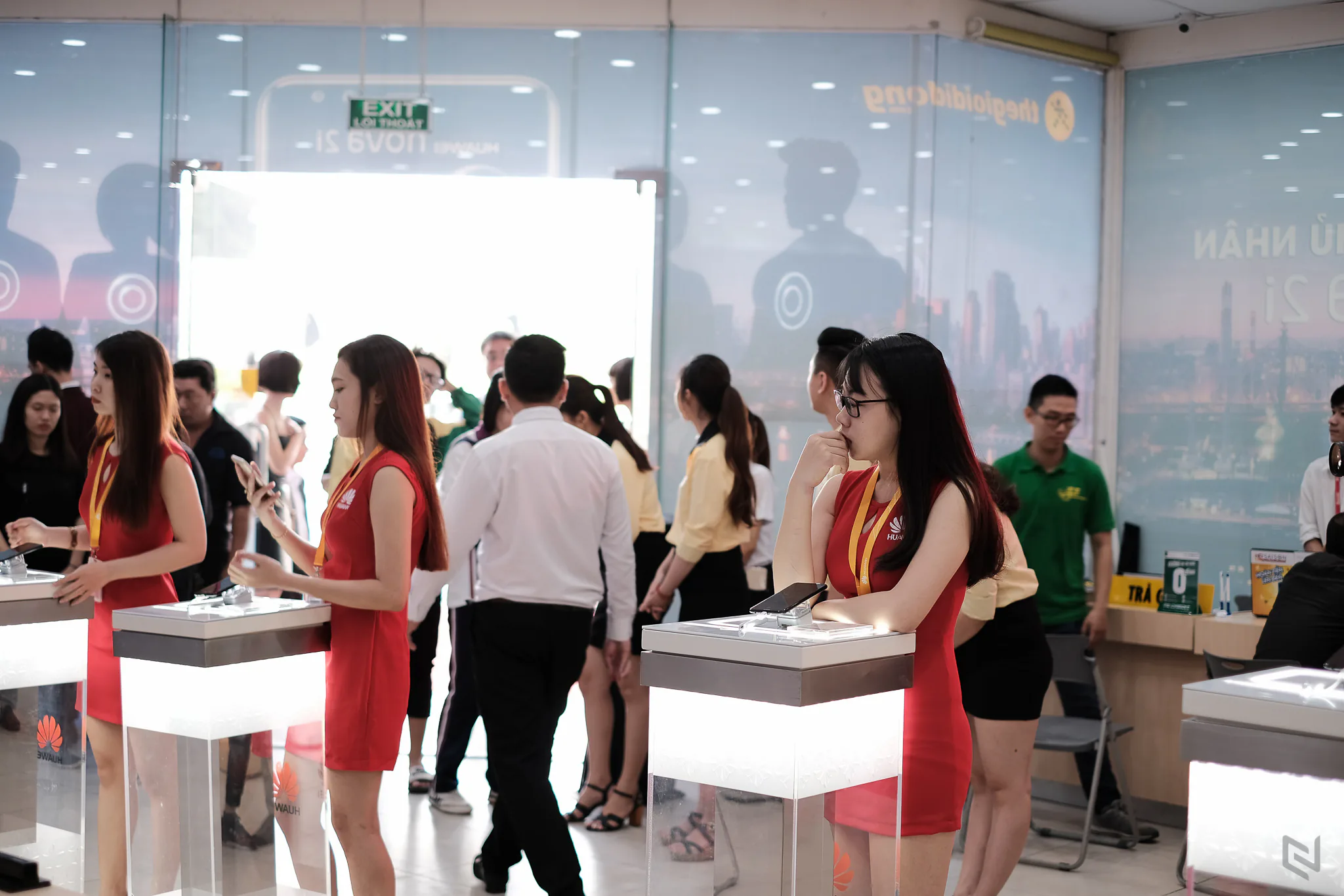 Hình ảnh buổi mở bán Huawei Nova 2i tại Thế Giới Di Động