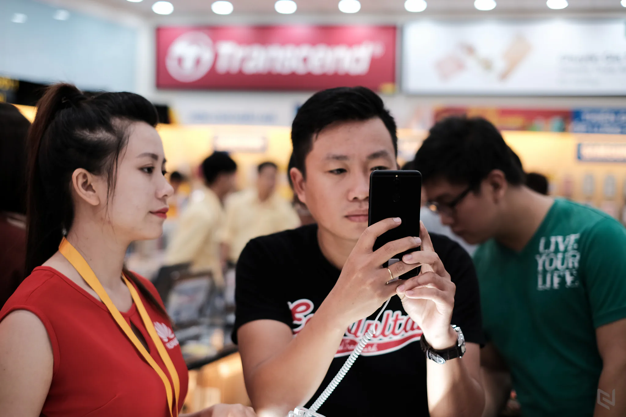 Hình ảnh buổi mở bán Huawei Nova 2i tại Thế Giới Di Động