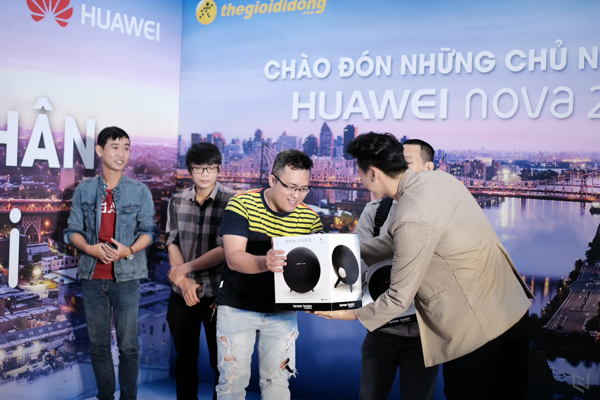Hình ảnh buổi mở bán Huawei Nova 2i tại Thế Giới Di Động