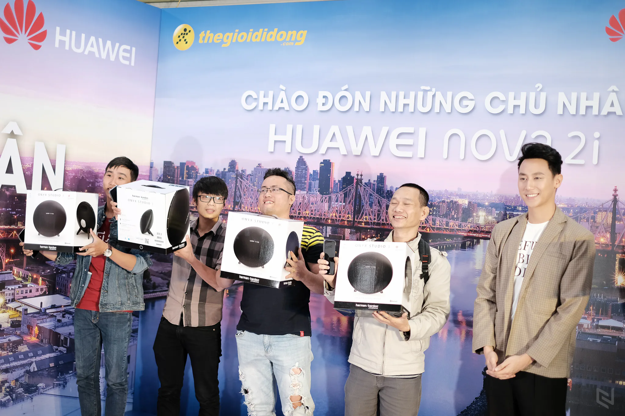 Hình ảnh buổi mở bán Huawei Nova 2i tại Thế Giới Di Động