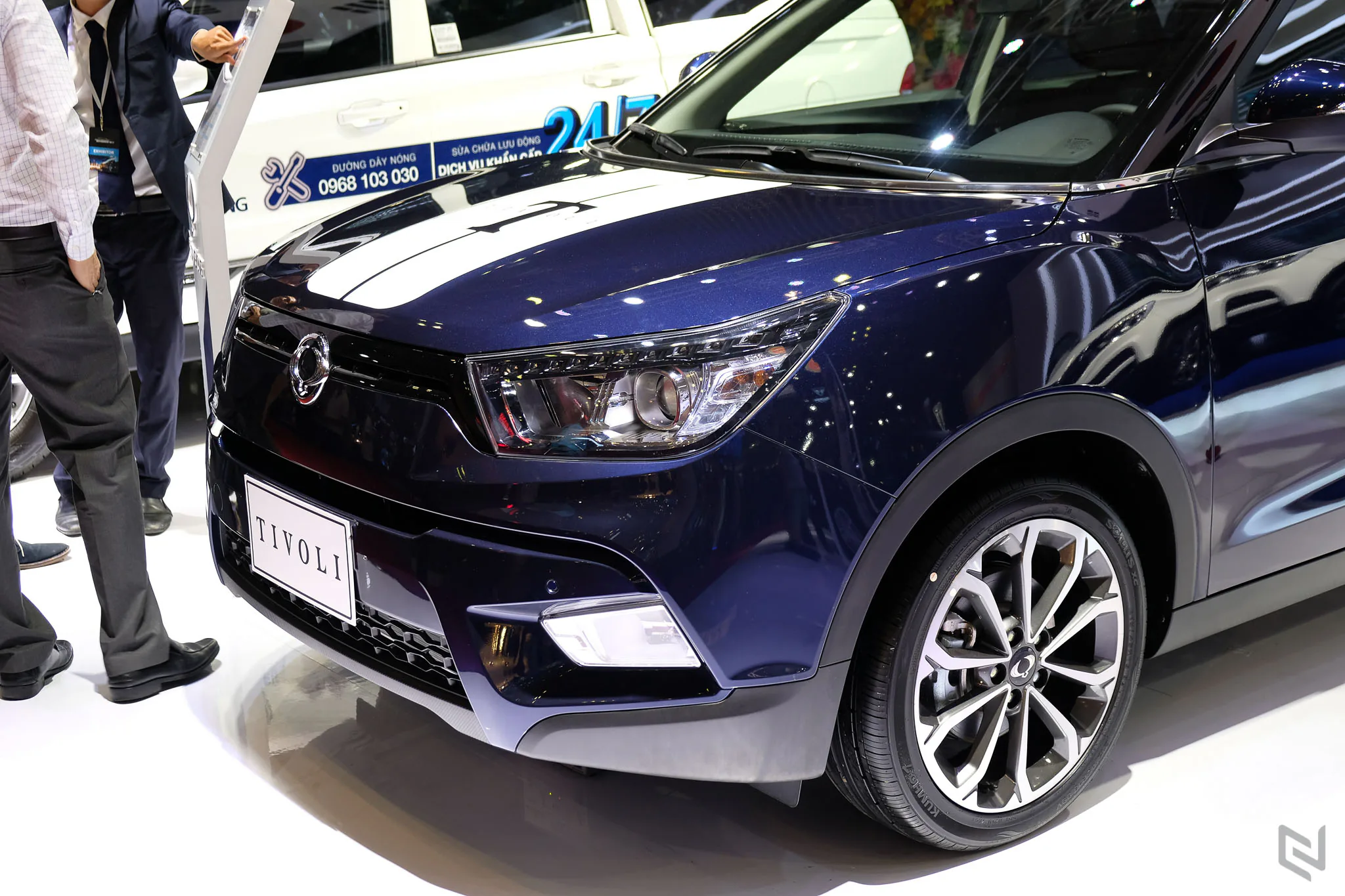 Một vòng triễn lãm Vietnam International Motor Show 2017 ngắm xe và người đẹp
