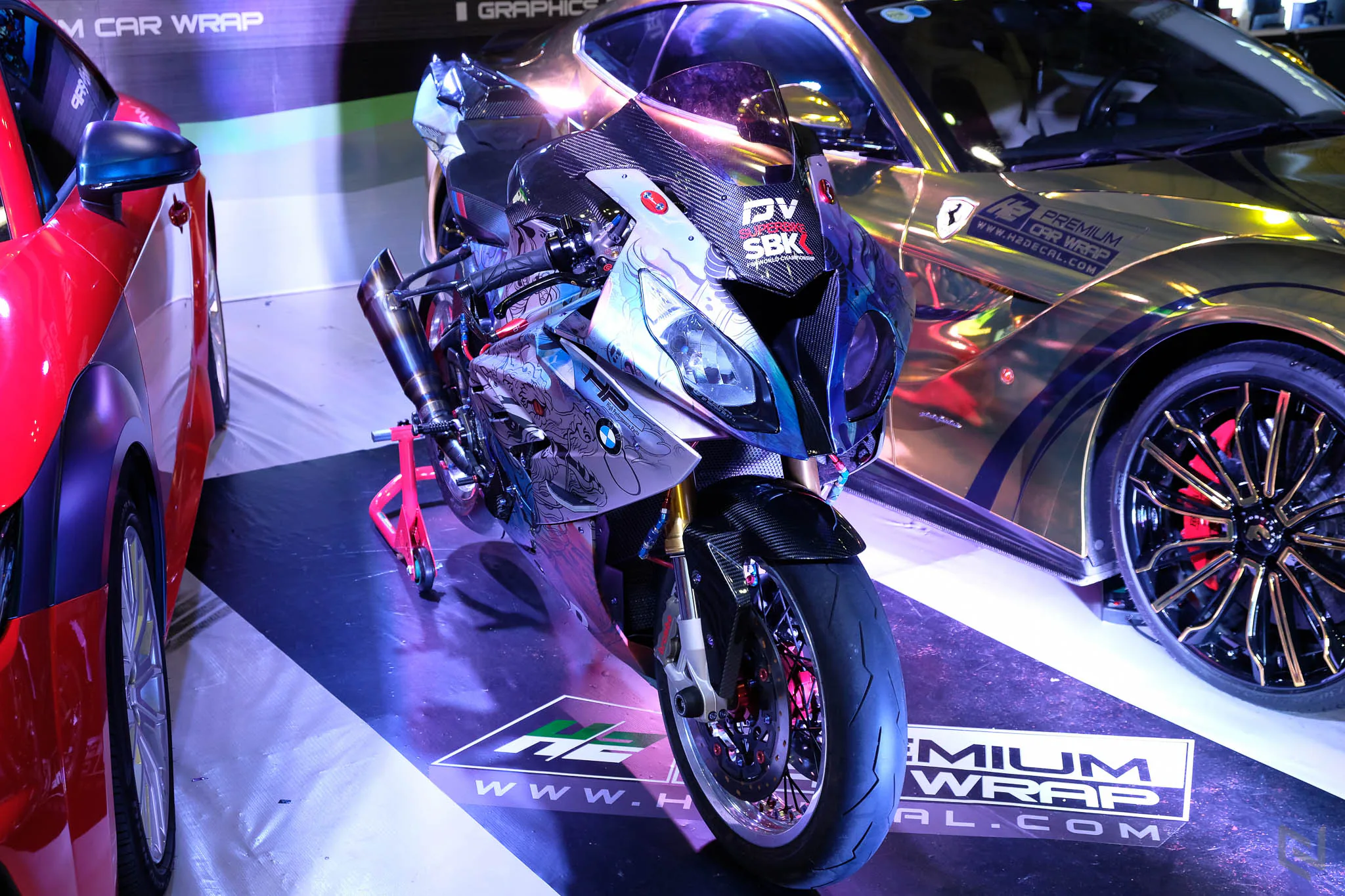 Một vòng triễn lãm Vietnam International Motor Show 2017 ngắm xe và người đẹp