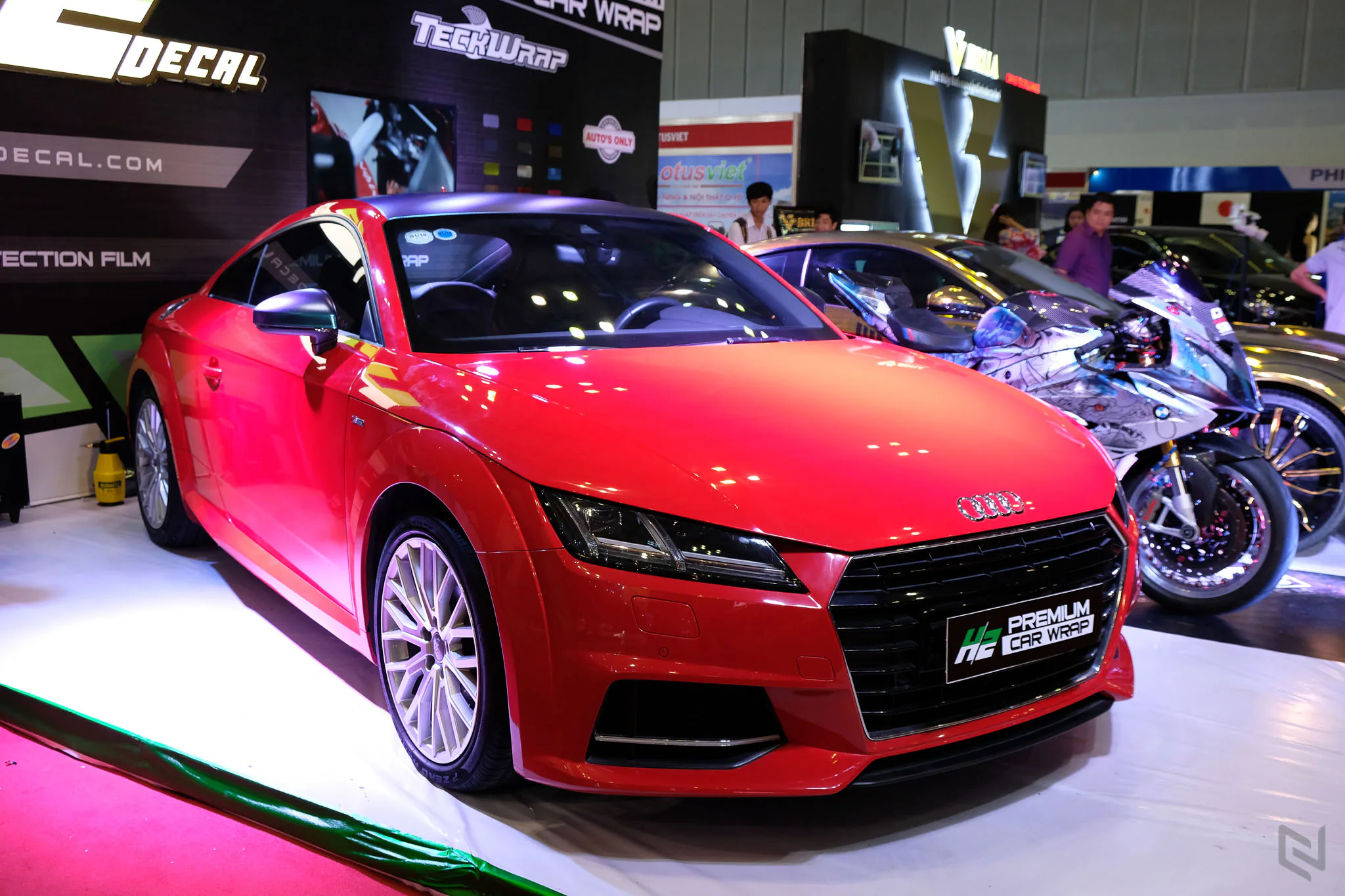 Một vòng triễn lãm Vietnam International Motor Show 2017 ngắm xe và người đẹp