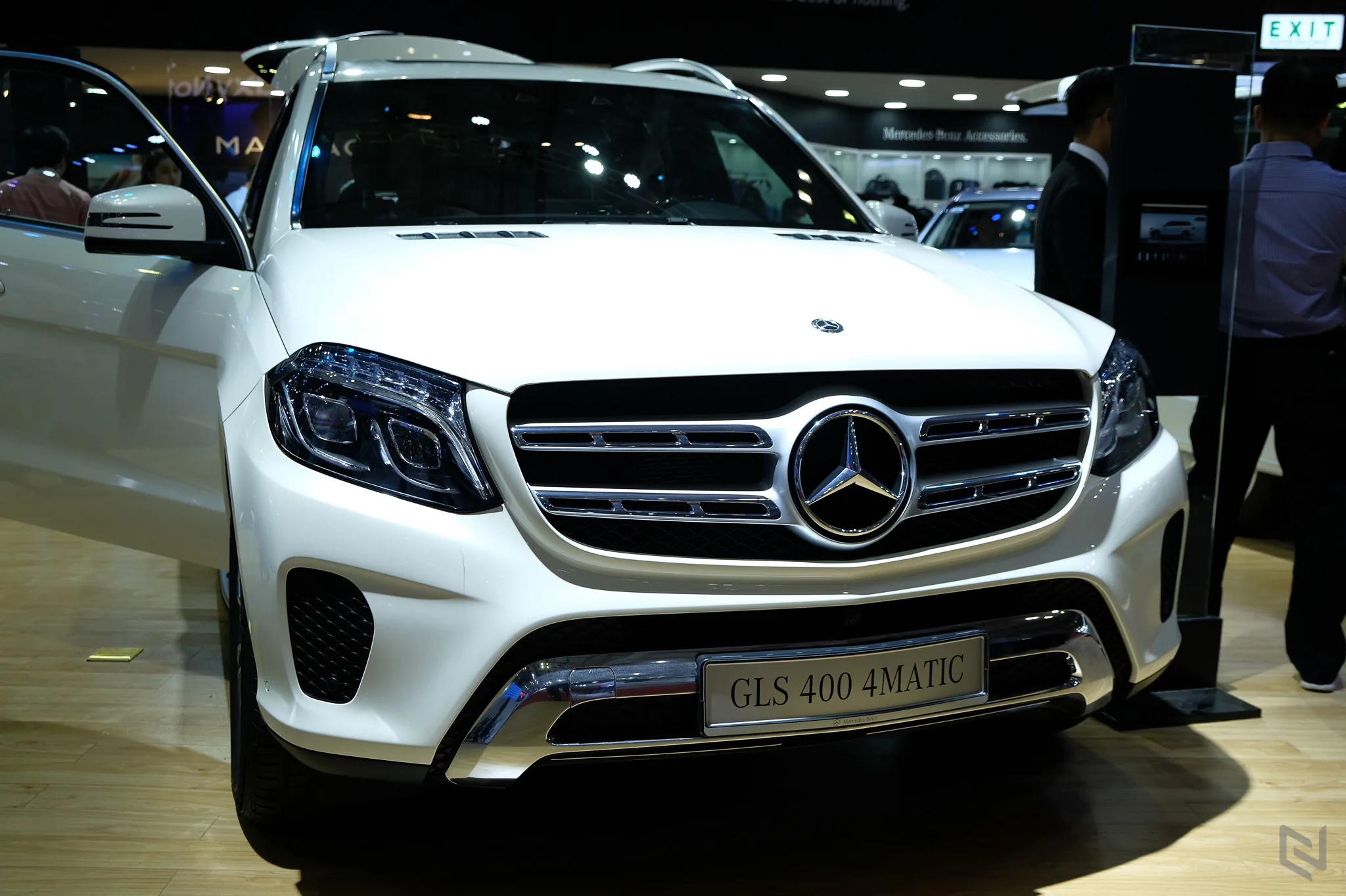 Một vòng triễn lãm Vietnam International Motor Show 2017 ngắm xe và người đẹp
