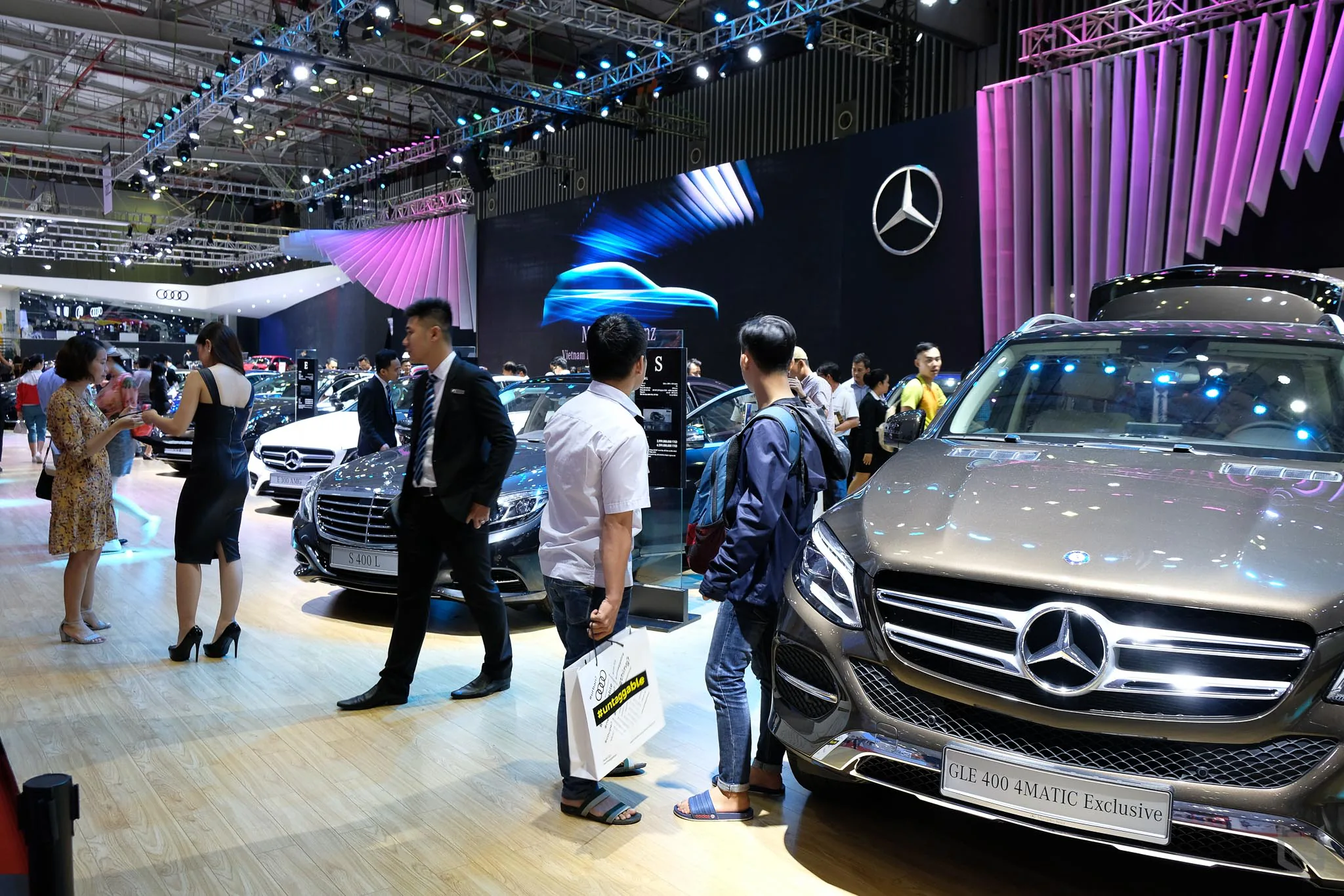 Một vòng triễn lãm Vietnam International Motor Show 2017 ngắm xe và người đẹp