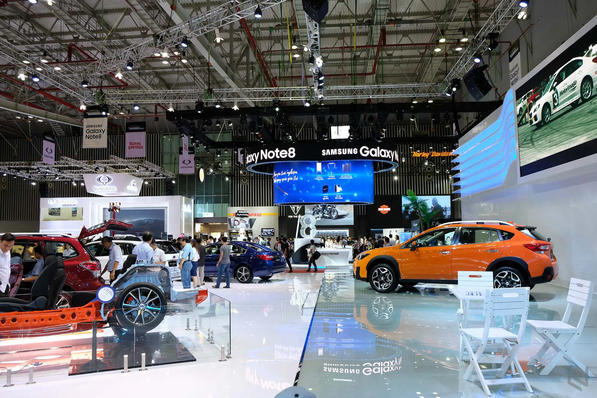 Một vòng triễn lãm Vietnam International Motor Show 2017 ngắm xe và người đẹp