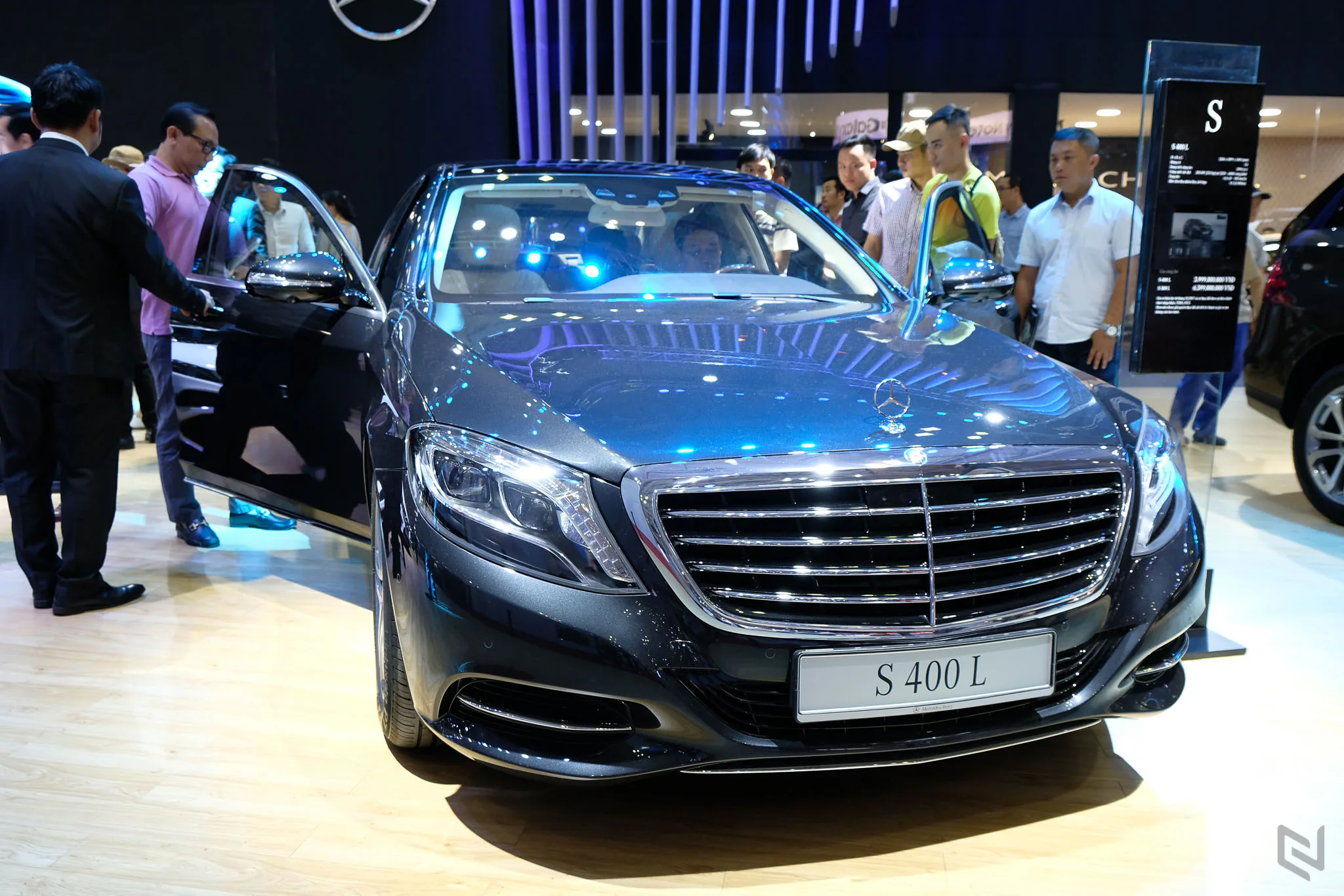 Một vòng triễn lãm Vietnam International Motor Show 2017 ngắm xe và người đẹp