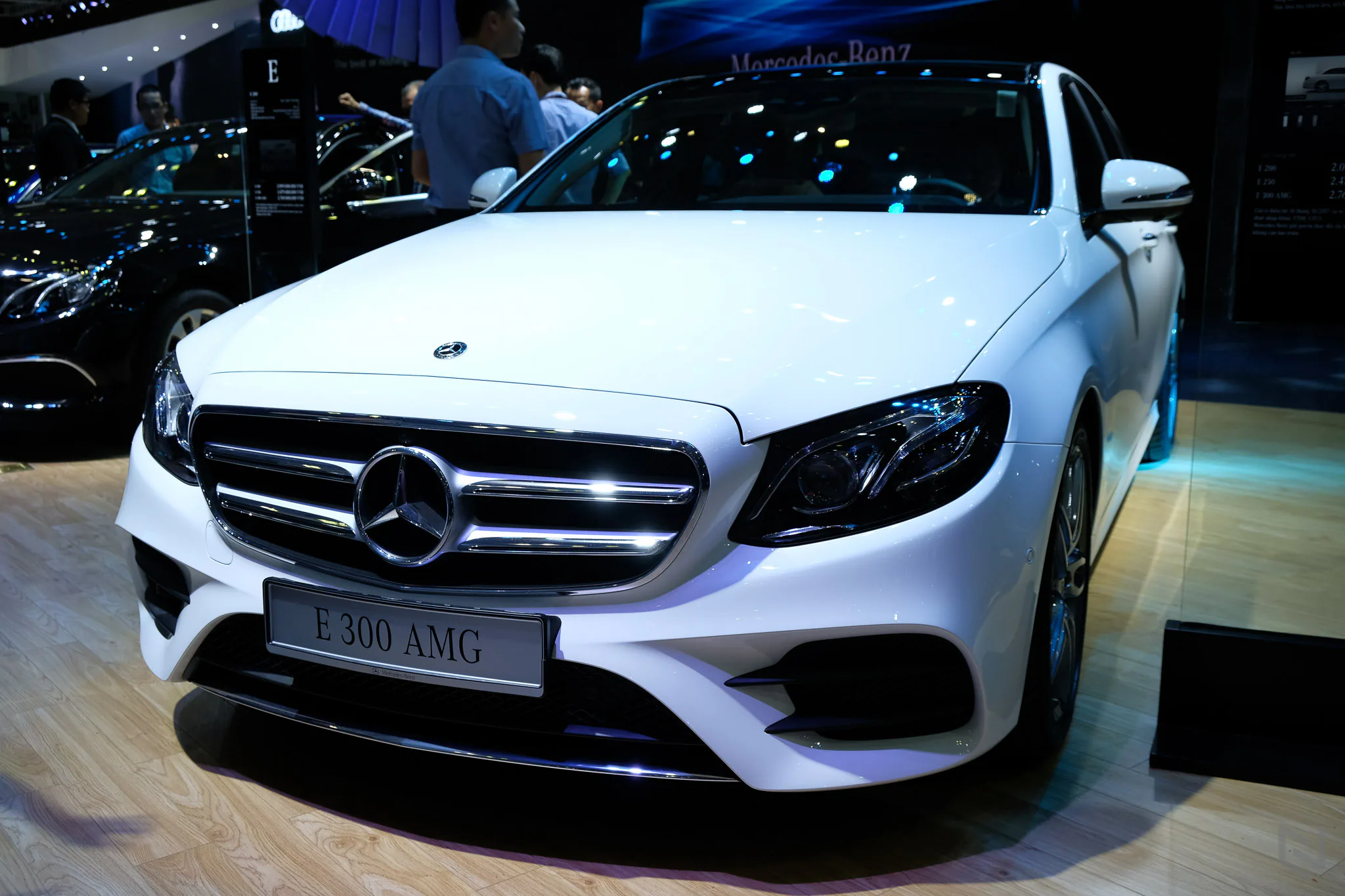 Một vòng triễn lãm Vietnam International Motor Show 2017 ngắm xe và người đẹp