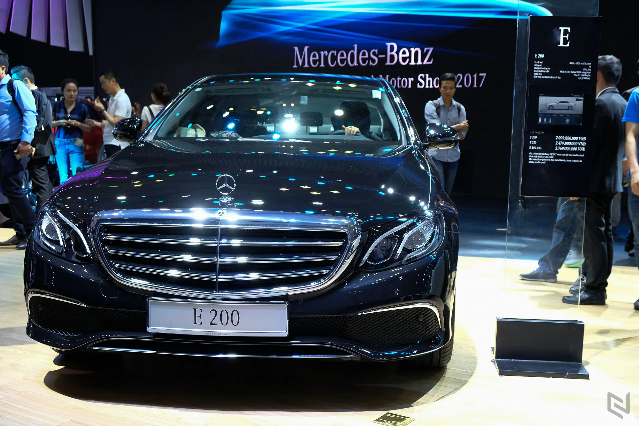 Một vòng triễn lãm Vietnam International Motor Show 2017 ngắm xe và người đẹp