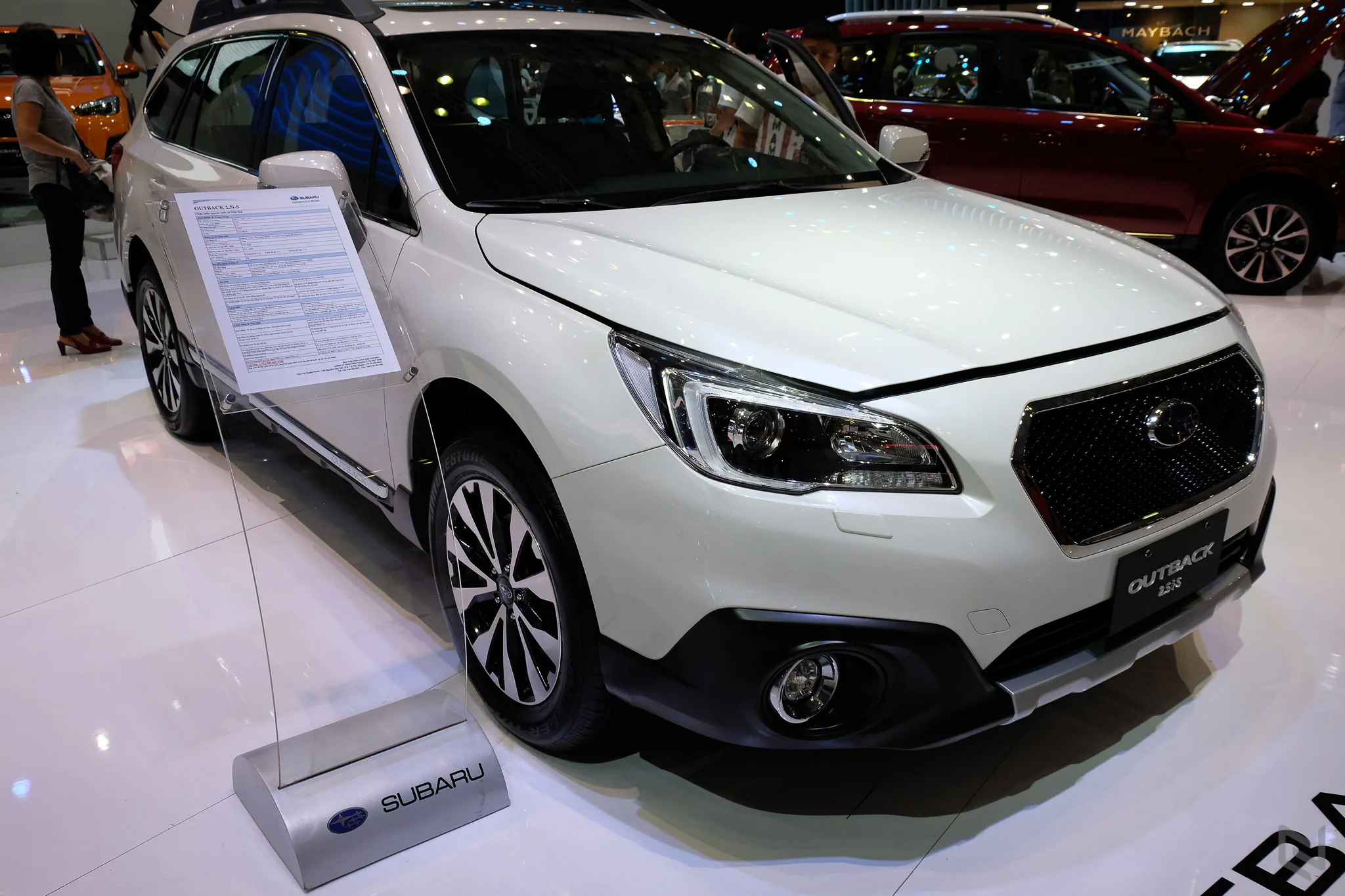 Một vòng triễn lãm Vietnam International Motor Show 2017 ngắm xe và người đẹp