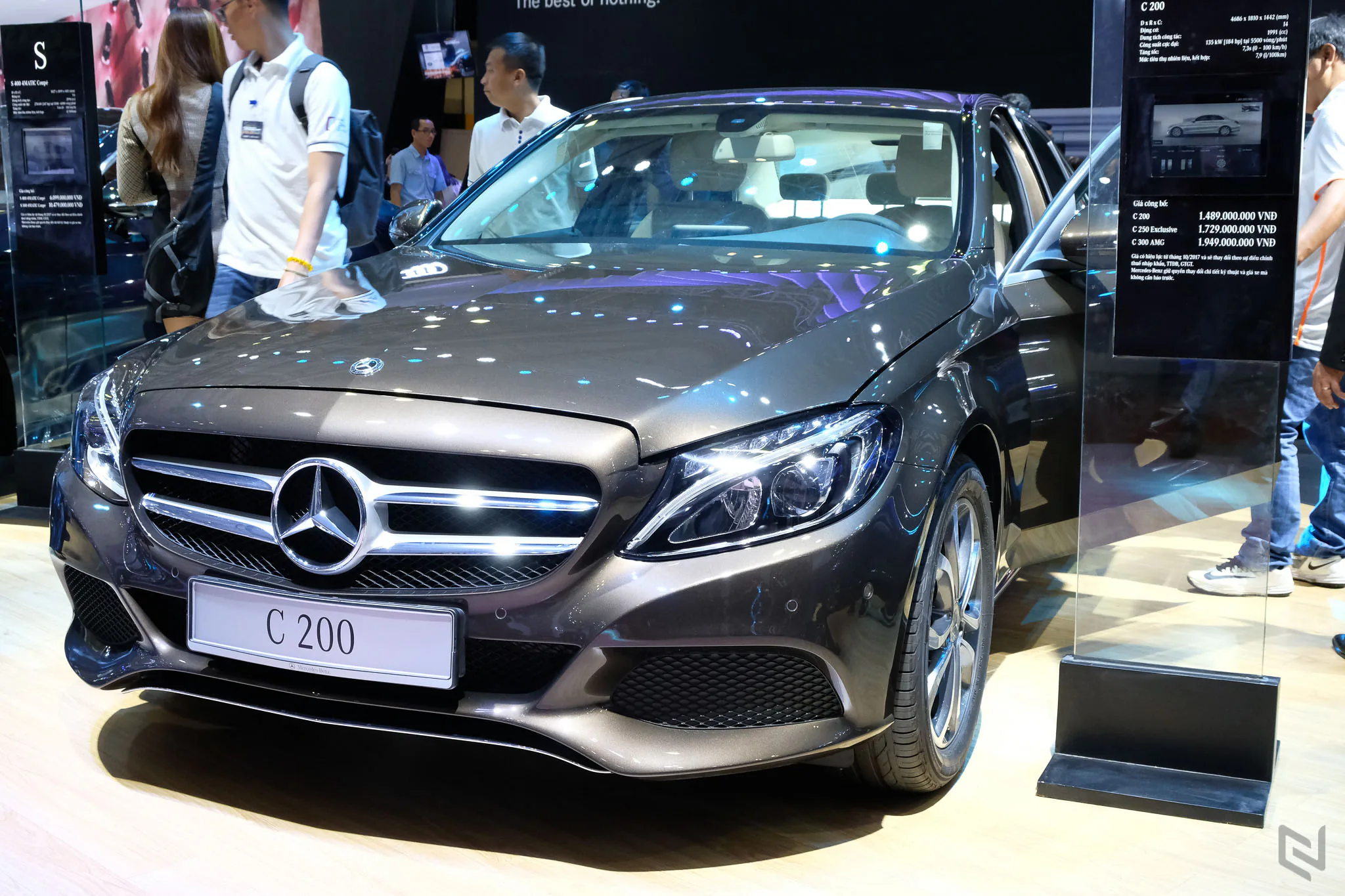 Một vòng triễn lãm Vietnam International Motor Show 2017 ngắm xe và người đẹp