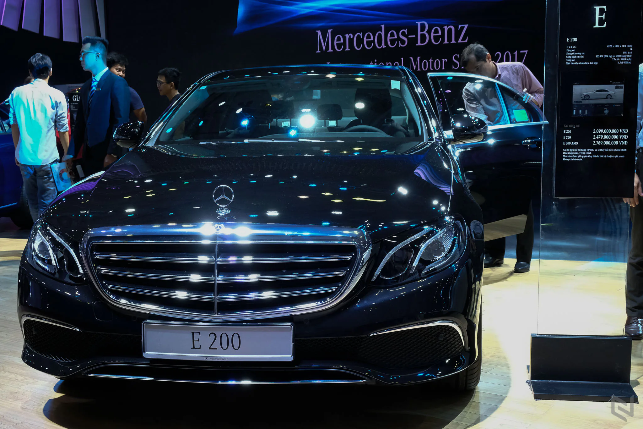 Một vòng triễn lãm Vietnam International Motor Show 2017 ngắm xe và người đẹp