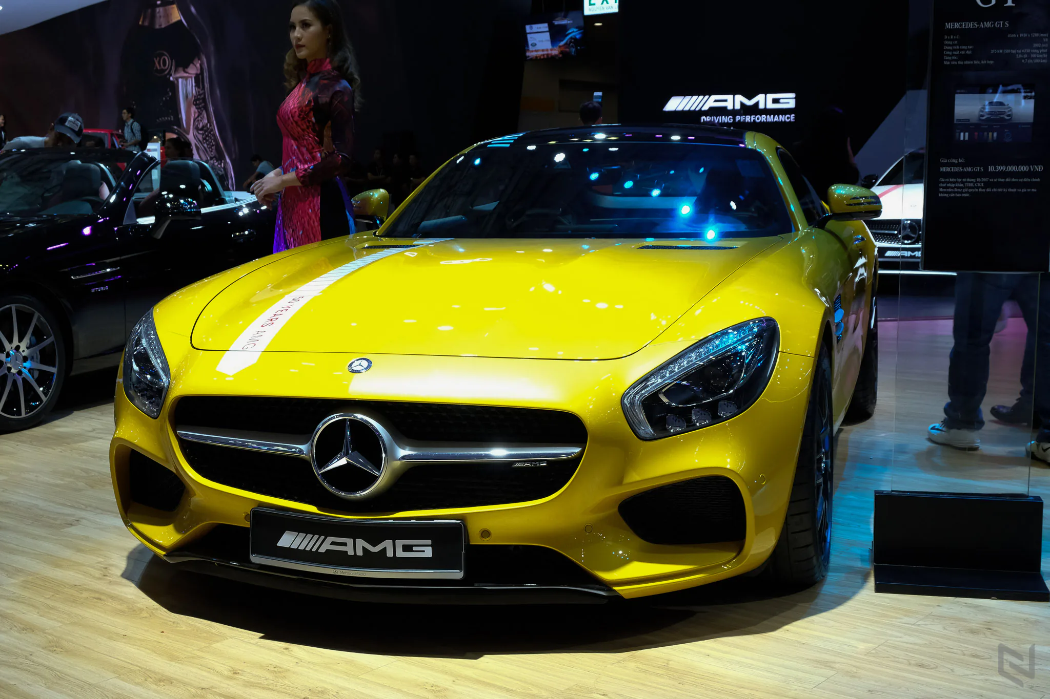 Một vòng triễn lãm Vietnam International Motor Show 2017 ngắm xe và người đẹp