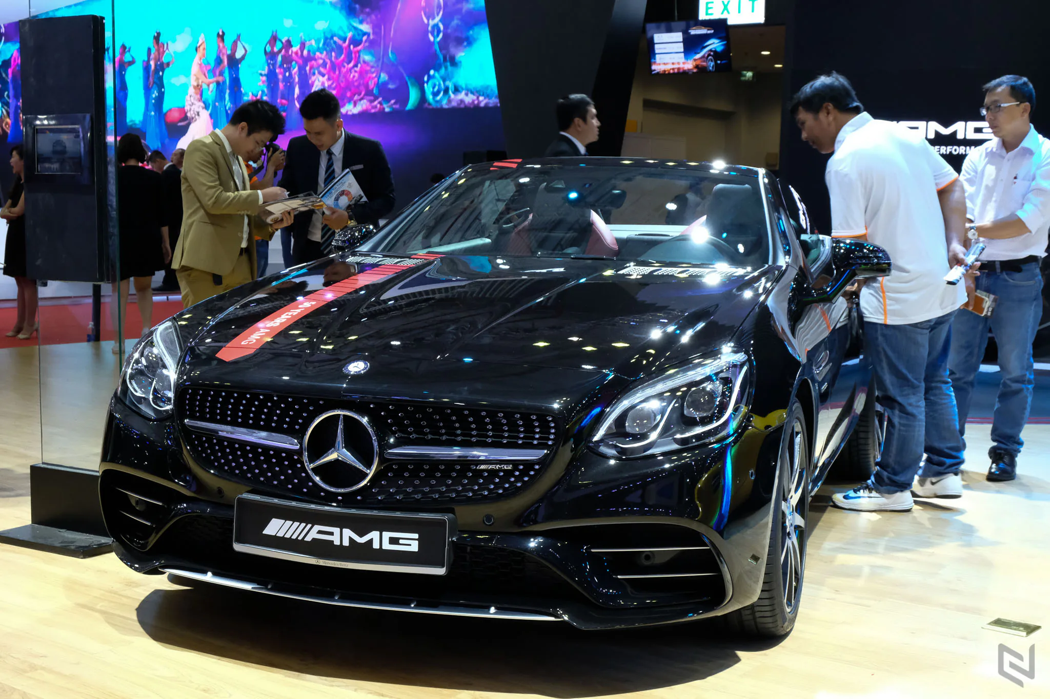 Một vòng triễn lãm Vietnam International Motor Show 2017 ngắm xe và người đẹp